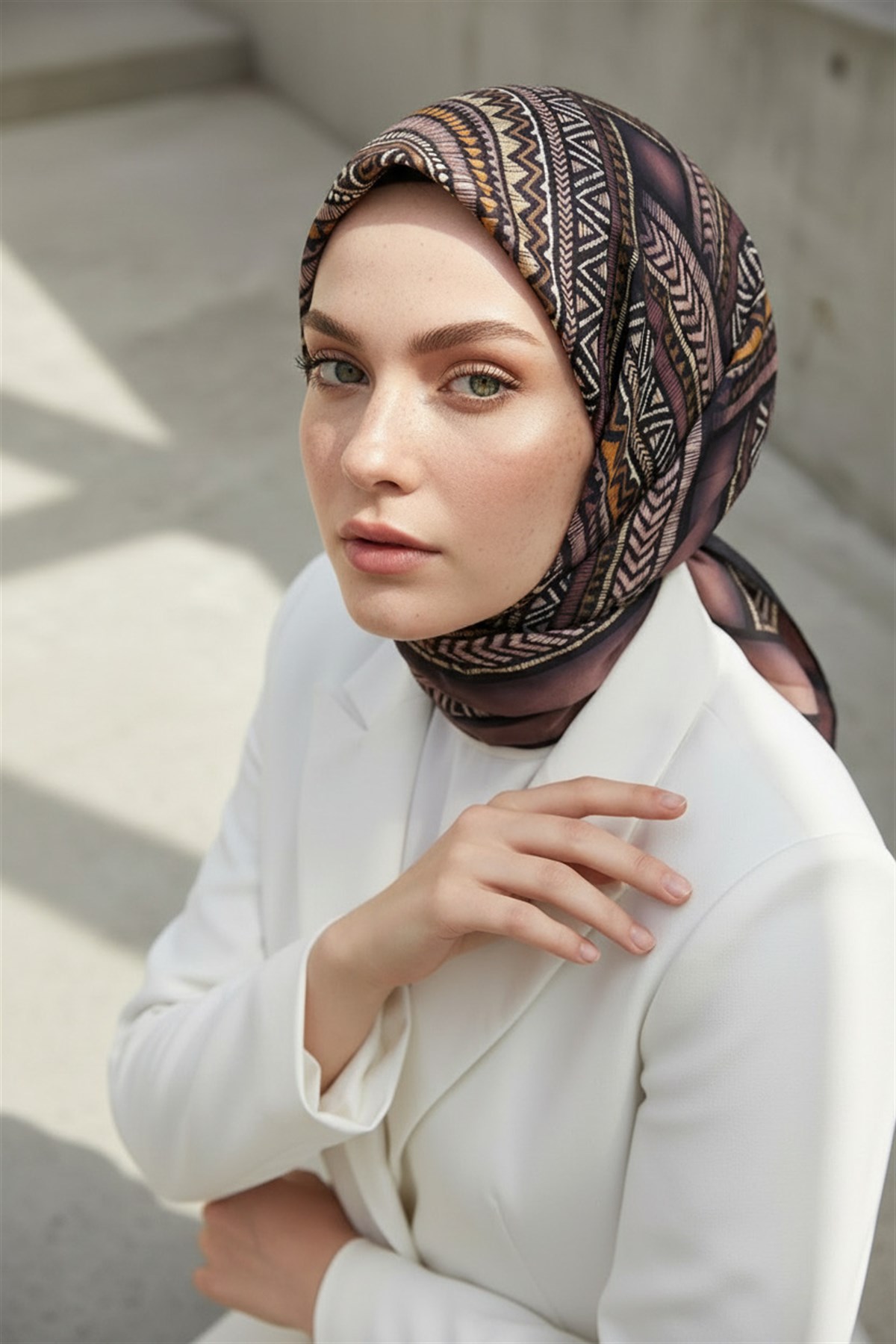 %100 Twill İpek Etnik Desenli Gül Kurusu - Bej Renkli 90x90 Eşarp Dikim Şekli : El Dikişi
