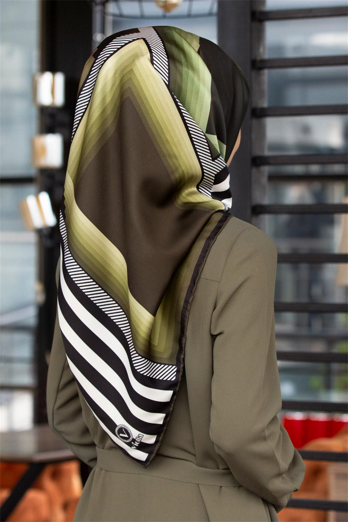Twill Geometrik Desenli Haki Renkli 90x90 Eşarp (İpek İçermez) Kenar Dikiş Şekli El Dikişli