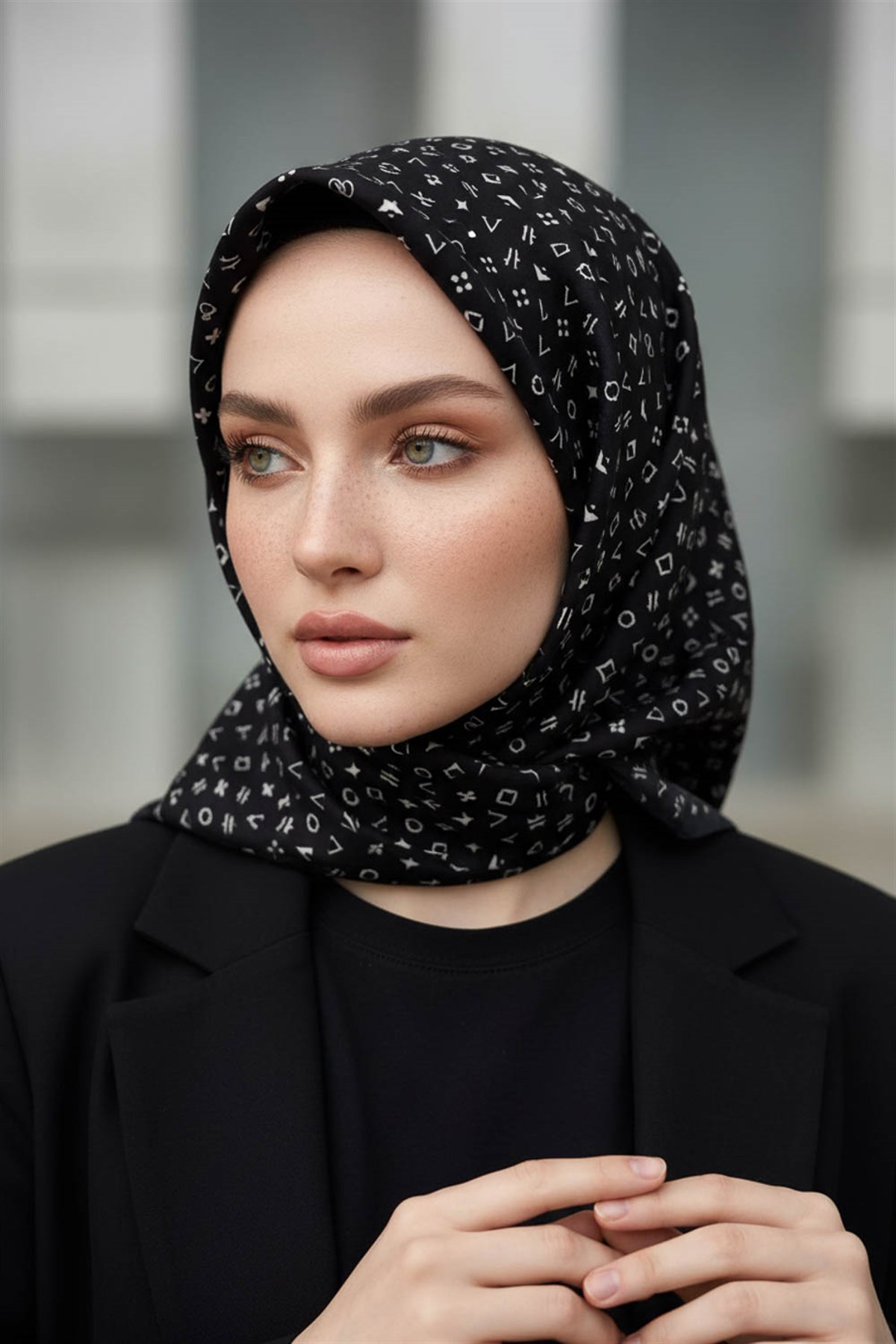 %100 Twill İpek Çıtır Motif Desenli Siyah - Krem Renkli 90x90 Eşarp Dikim Şekli : El Dikişi