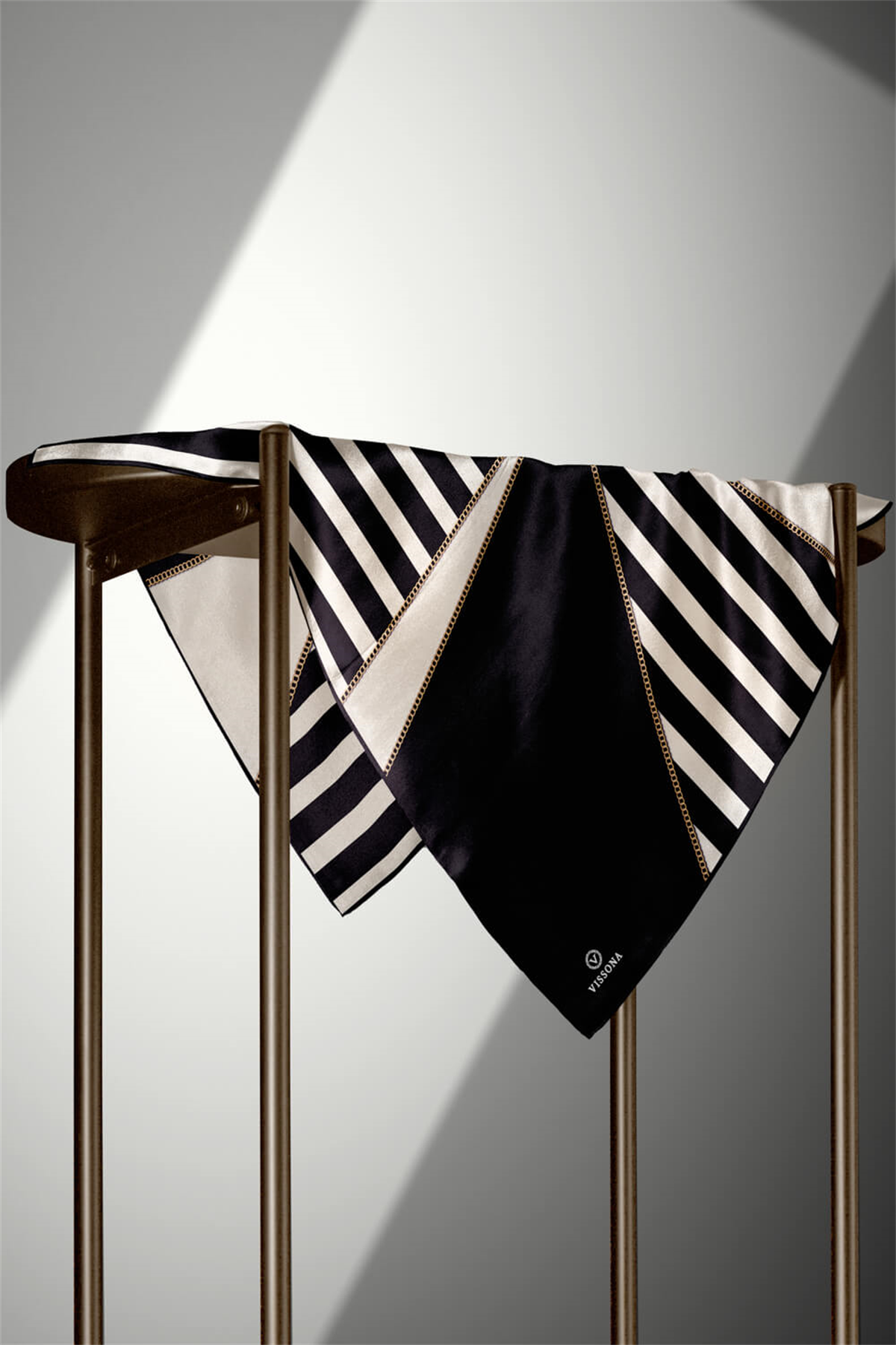 %100 Twill İpek Zincirli Çizgi Desenli Siyah - Krem Renkli 90x90 Eşarp Dikim Şekli : El Dikişi