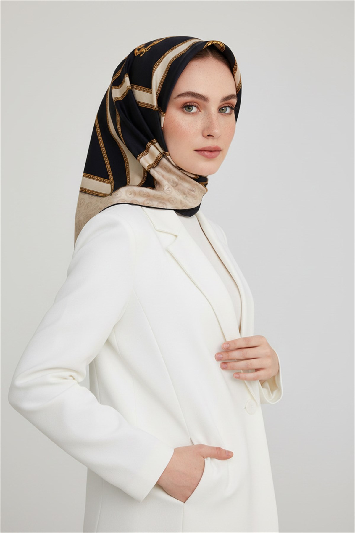 %100 Twill İpek Monogram ve Barok Desenli Lacivert - Krem Renkli 90x90 Eşarp Dikim Şekli : El Dikişi