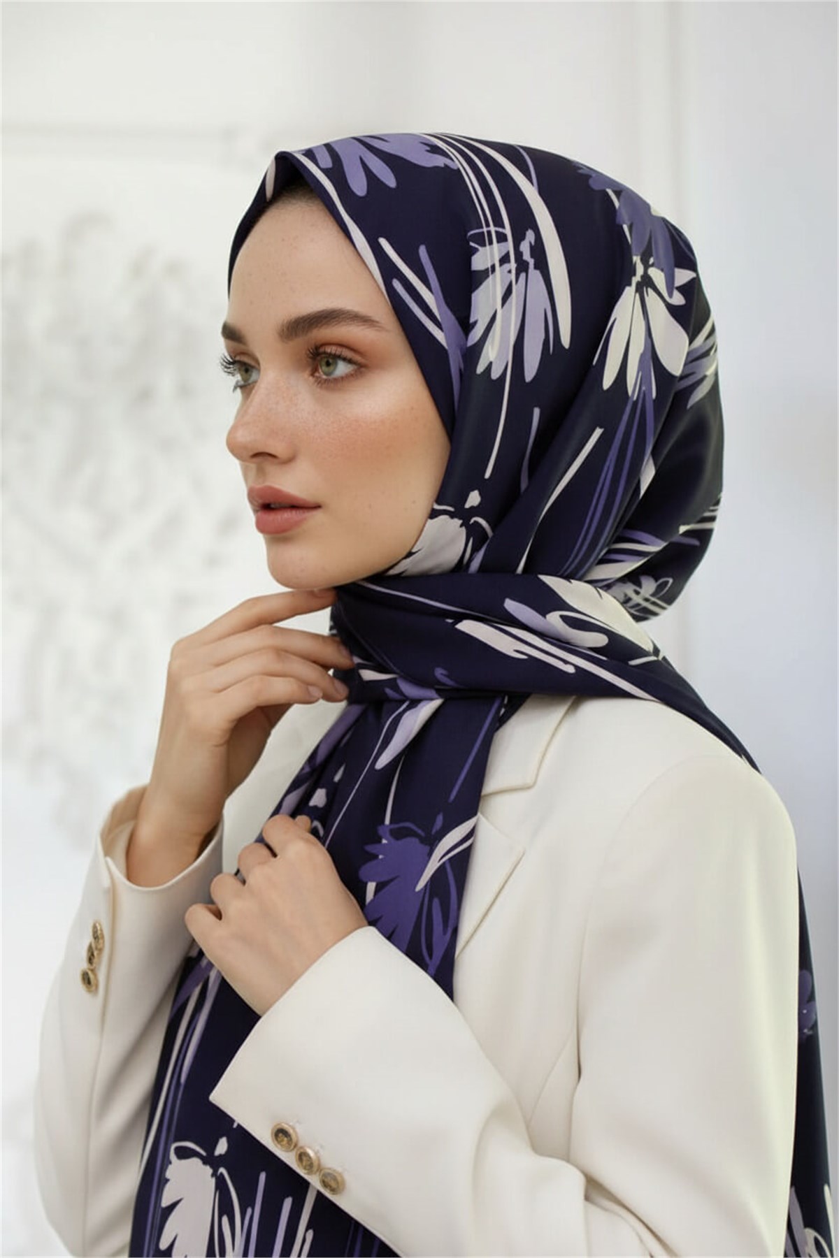 KREP ÇİÇEK DESENLİ LACİVERT RENKLİ 75X195 KIRIŞMAZ ŞAL