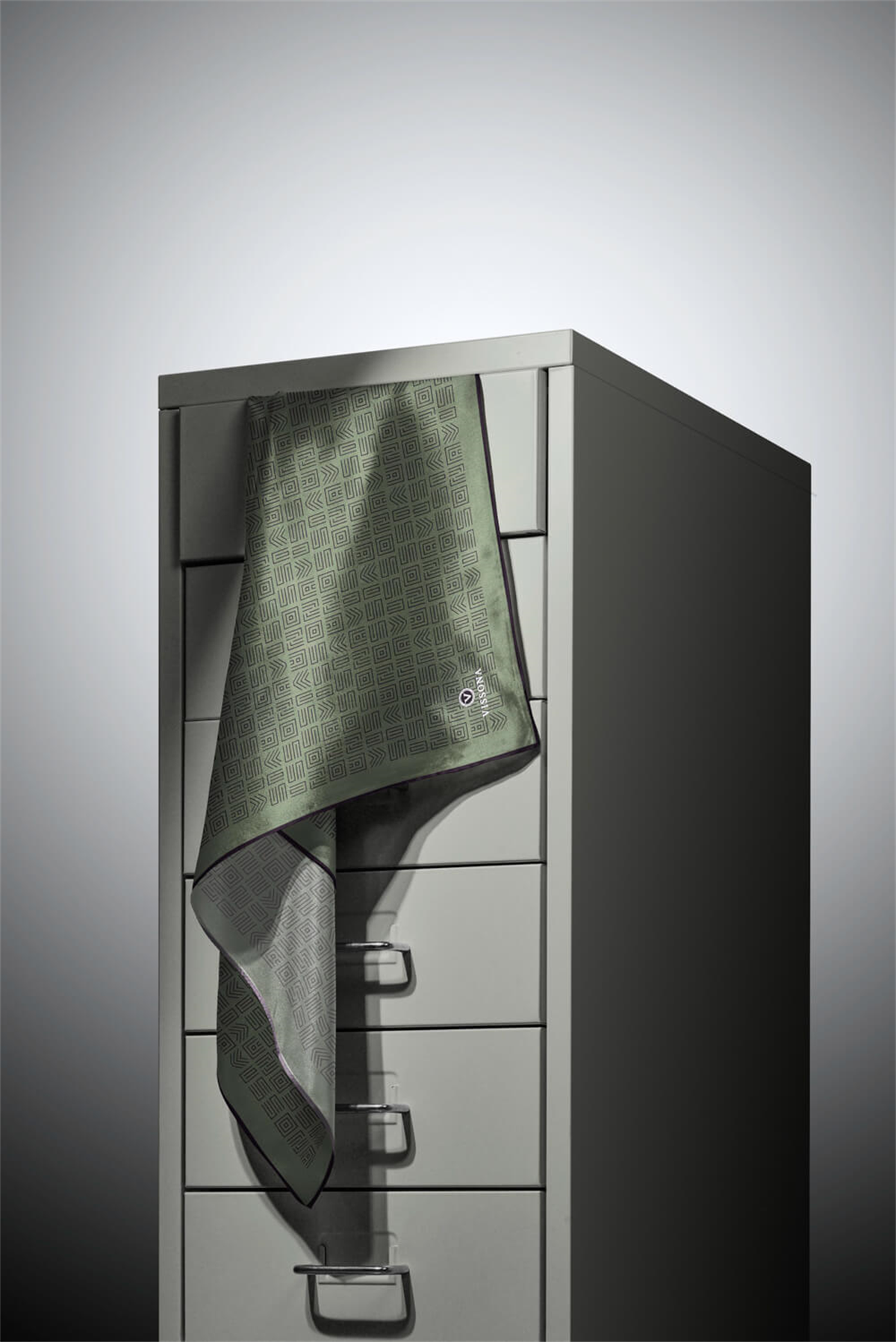 %57 İPEK %43 VİSKON Twill İpek Etnik Motif Desenli Haki - Siyah Renkli 90x90 Eşarp Dikim Şekli : El Dikişi