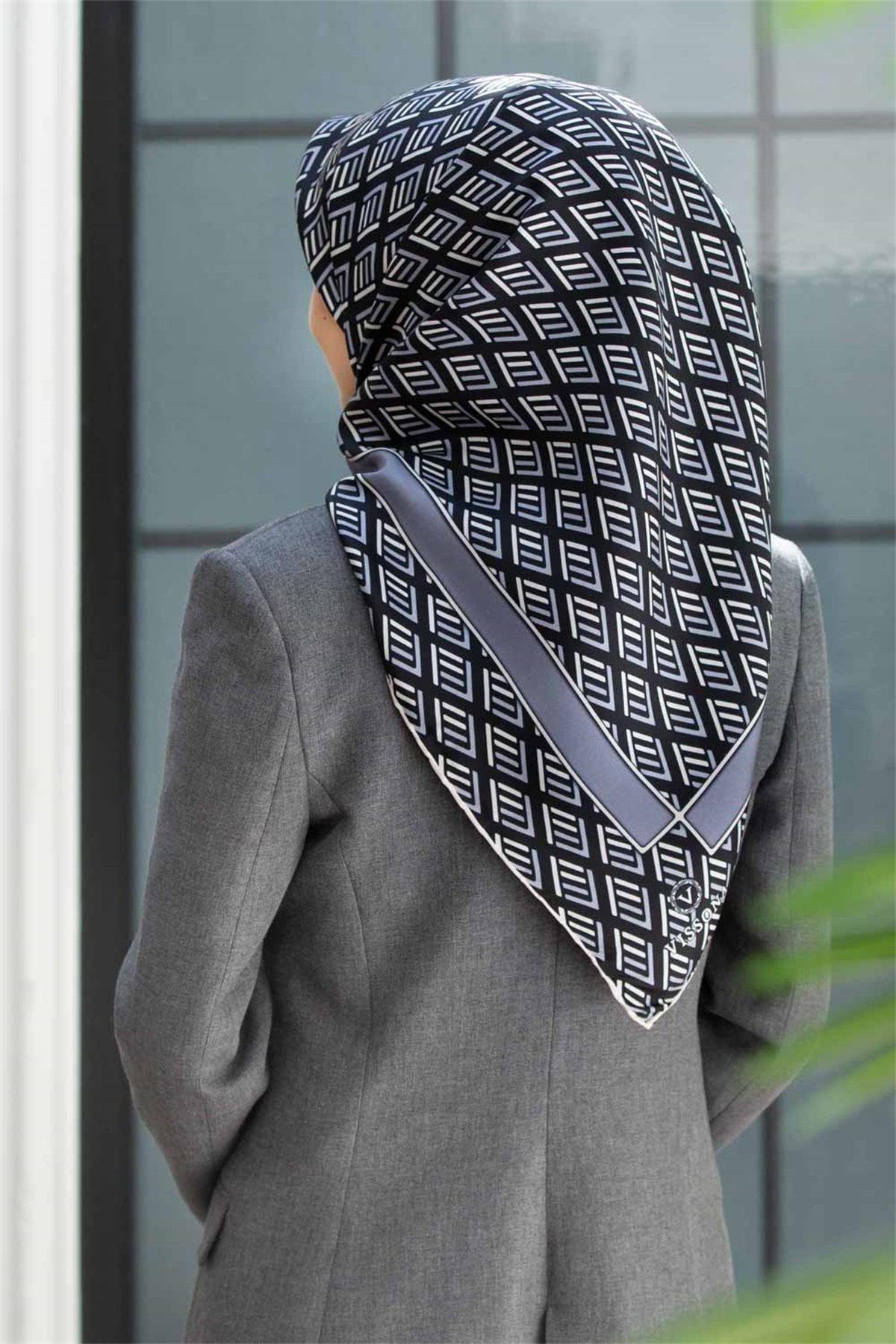 % 57 İPEK % 43 VİSKON Twill İpek Geometrik Desenli Siyah - Gri Renkli 90x90 Eşarp Dikim Şekli : El Dikişi