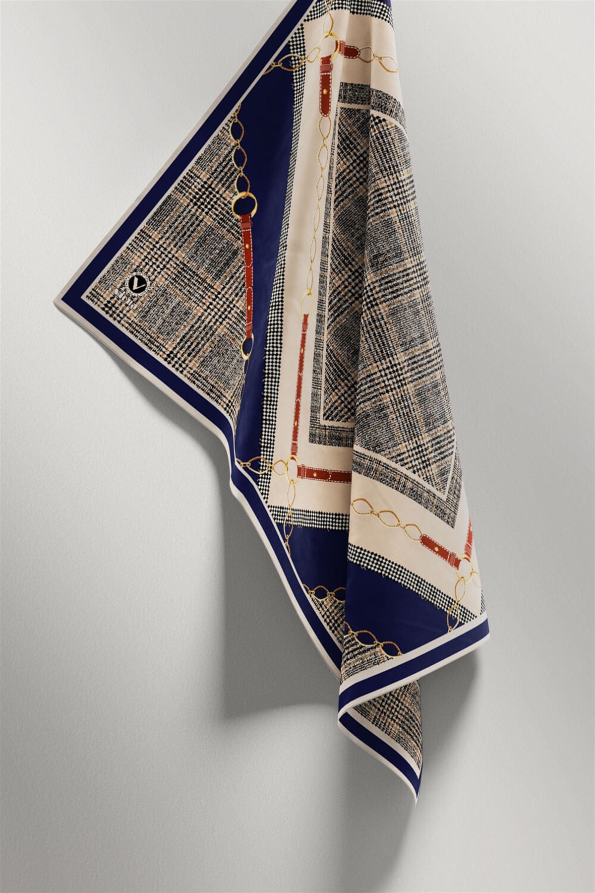 Twill Kemer ve Zincir Detaylı Ekose Desenli Lacivert Renkli 90x90 Eşarp (İpek İçermez) Kenar Dikiş Şekli El Dikişli
