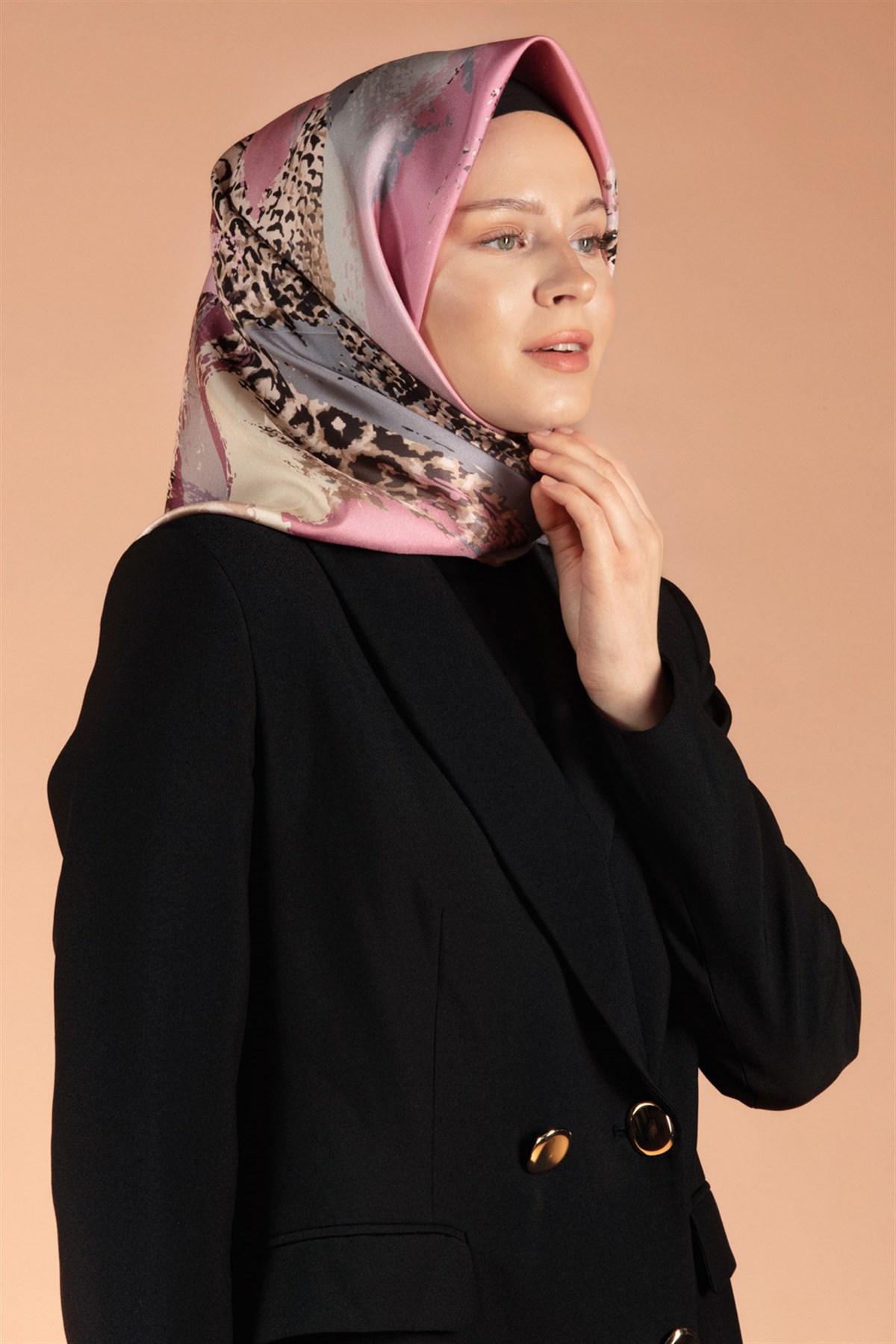 %100 Twill İpek Leopar ve Fırça Desenli Bej - Pudra Renkli 90x90 Eşarp Dikim Şekli : El Dikişi
