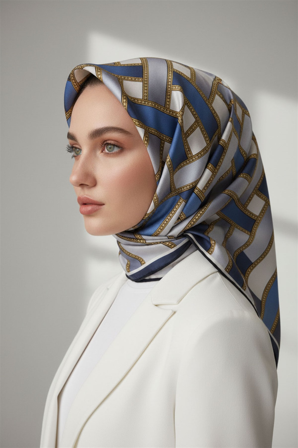 % 57 İPEK % 43 VİSKON Twill İpek Hasır Örgü Desenli İndigo - Gümüş Renkli 90x90 Eşarp Dikim Şekli : El Dikişi