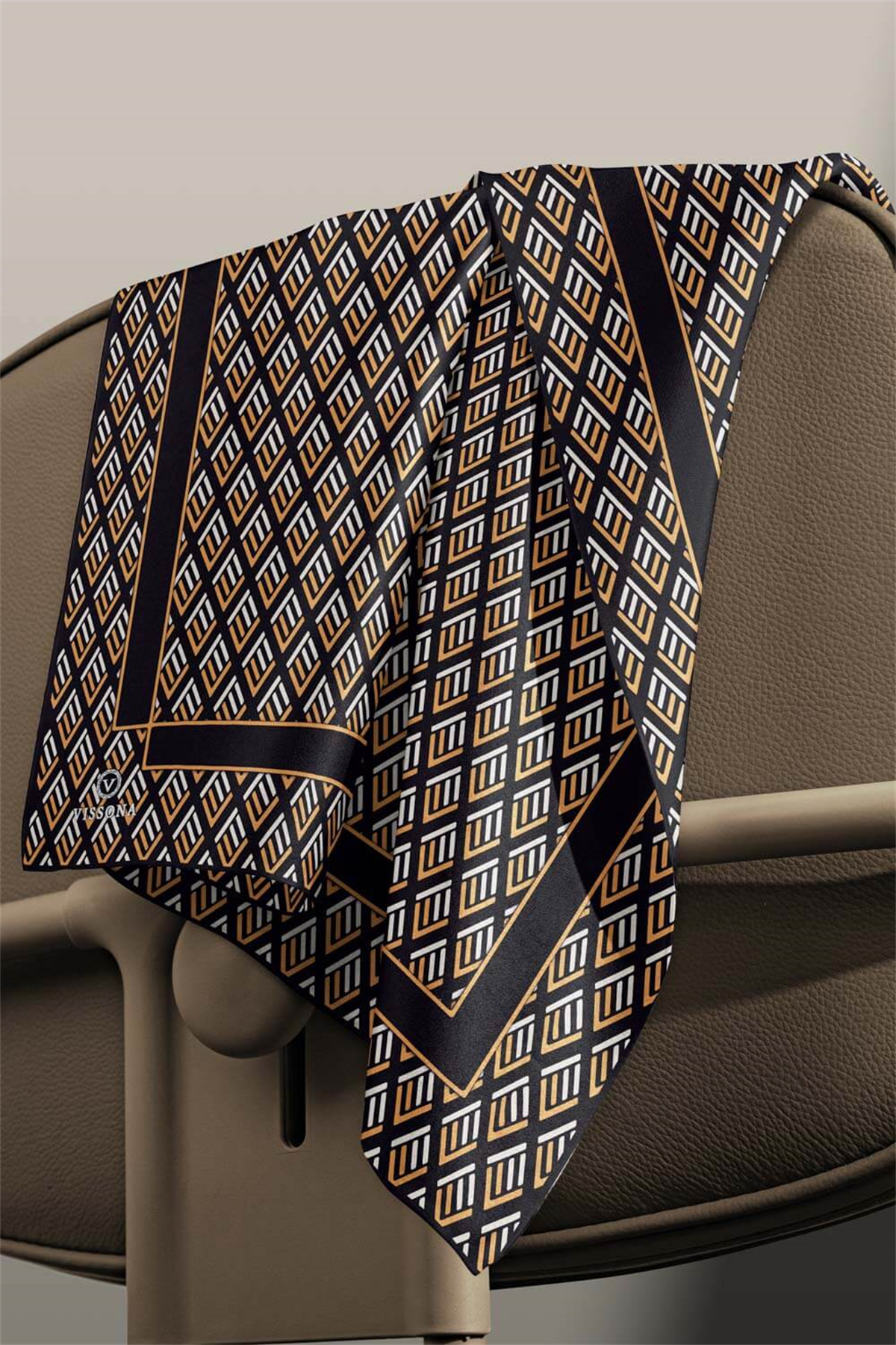 % 57 İPEK % 43 VİSKON Twill İpek Geometrik Desenli Siyah - Gold Renkli 90x90 Eşarp Dikim Şekli : El Dikişi