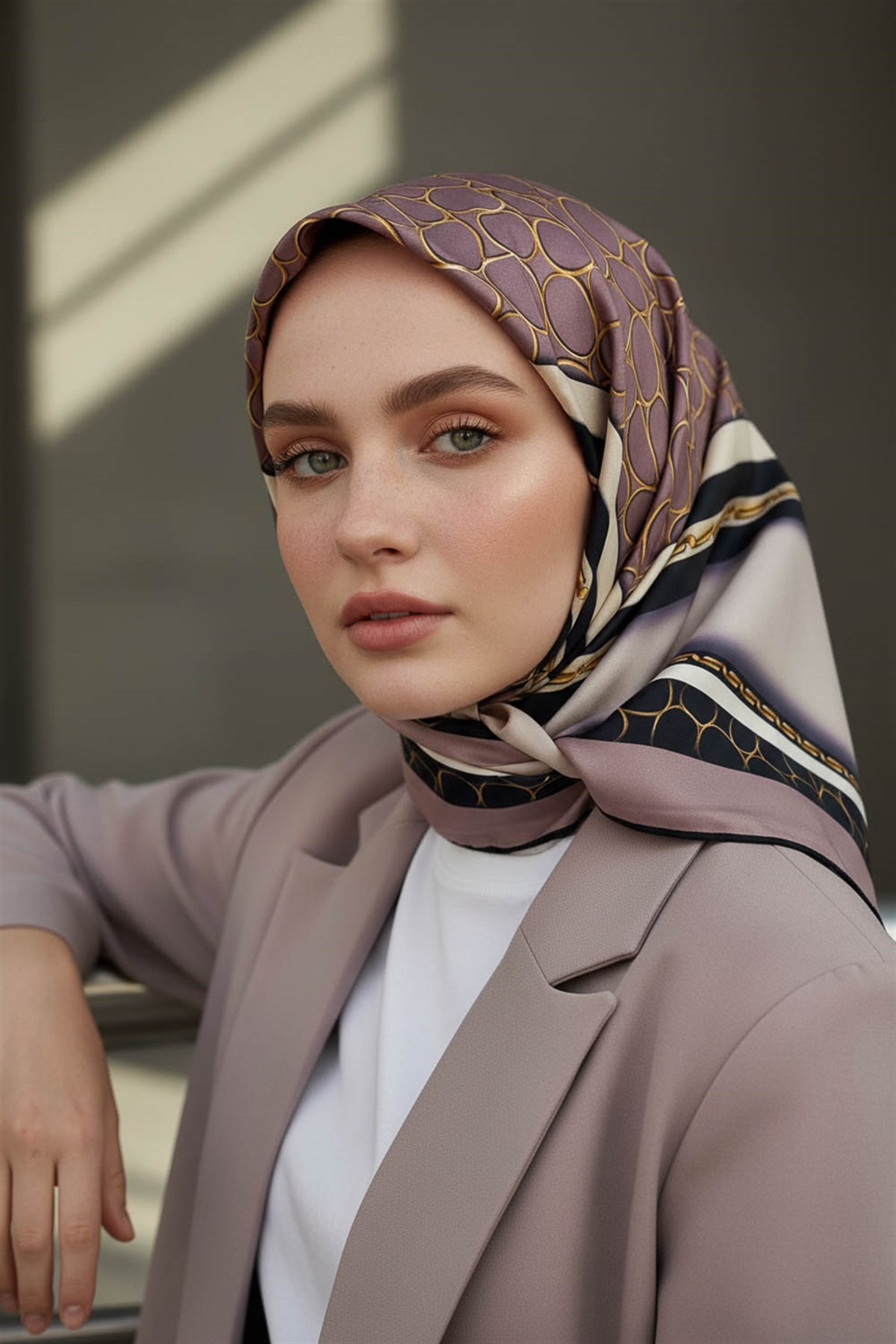 %100 Twill İpek Gold Halka Desenli Pudra - Siyah Renkli 90x90 Eşarp Dikim Şekli : El Dikişi