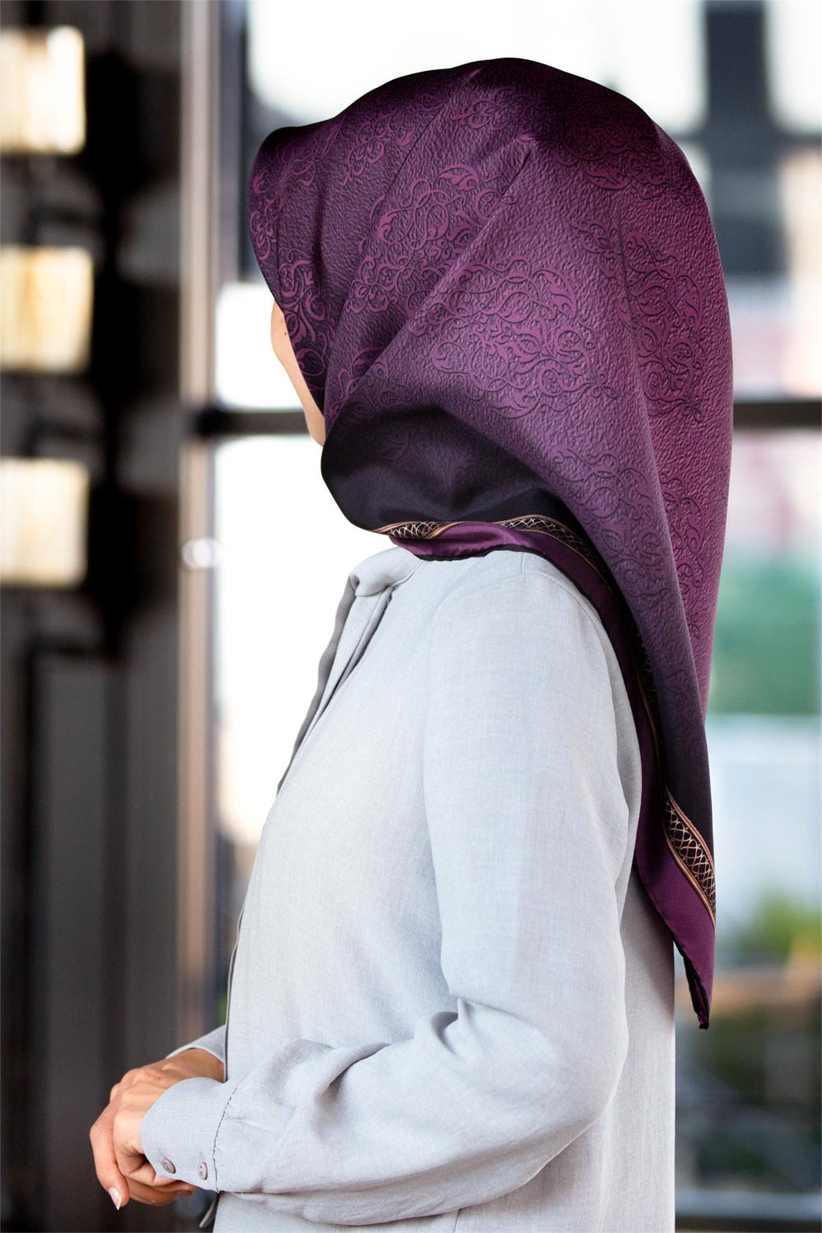 % 57 İPEK % 43 VİSKON Twill Barok Desenli Mürdüm Renkli 90x90 Eşarp Dikim Şekli: El Dikişi