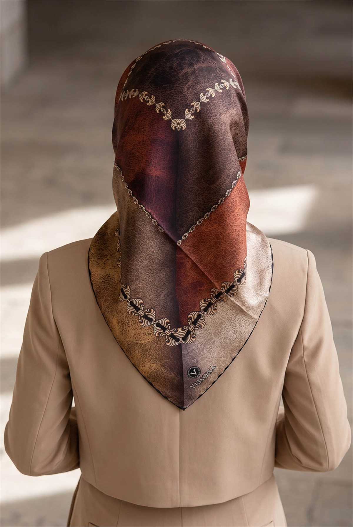 %100 Twill İpek Geometrik Desenli Taba - Hardal Renkli 90x90 Eşarp Dikim Şekli : El Dikişi