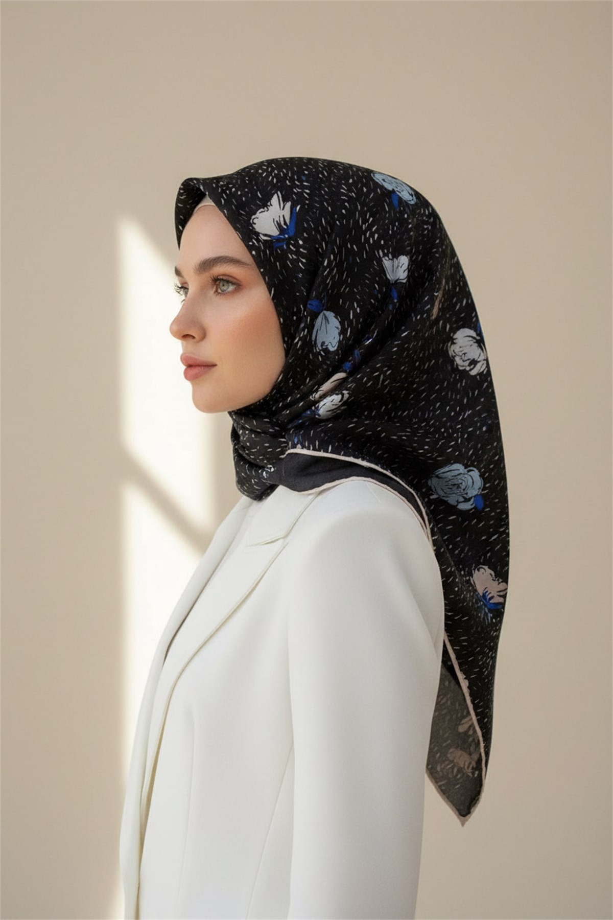 %100 Twill İpek Çıtır Çiçek Desenli Siyah - Saks Renkli 90x90 Eşarp Dikim Şekli : El Dikişi