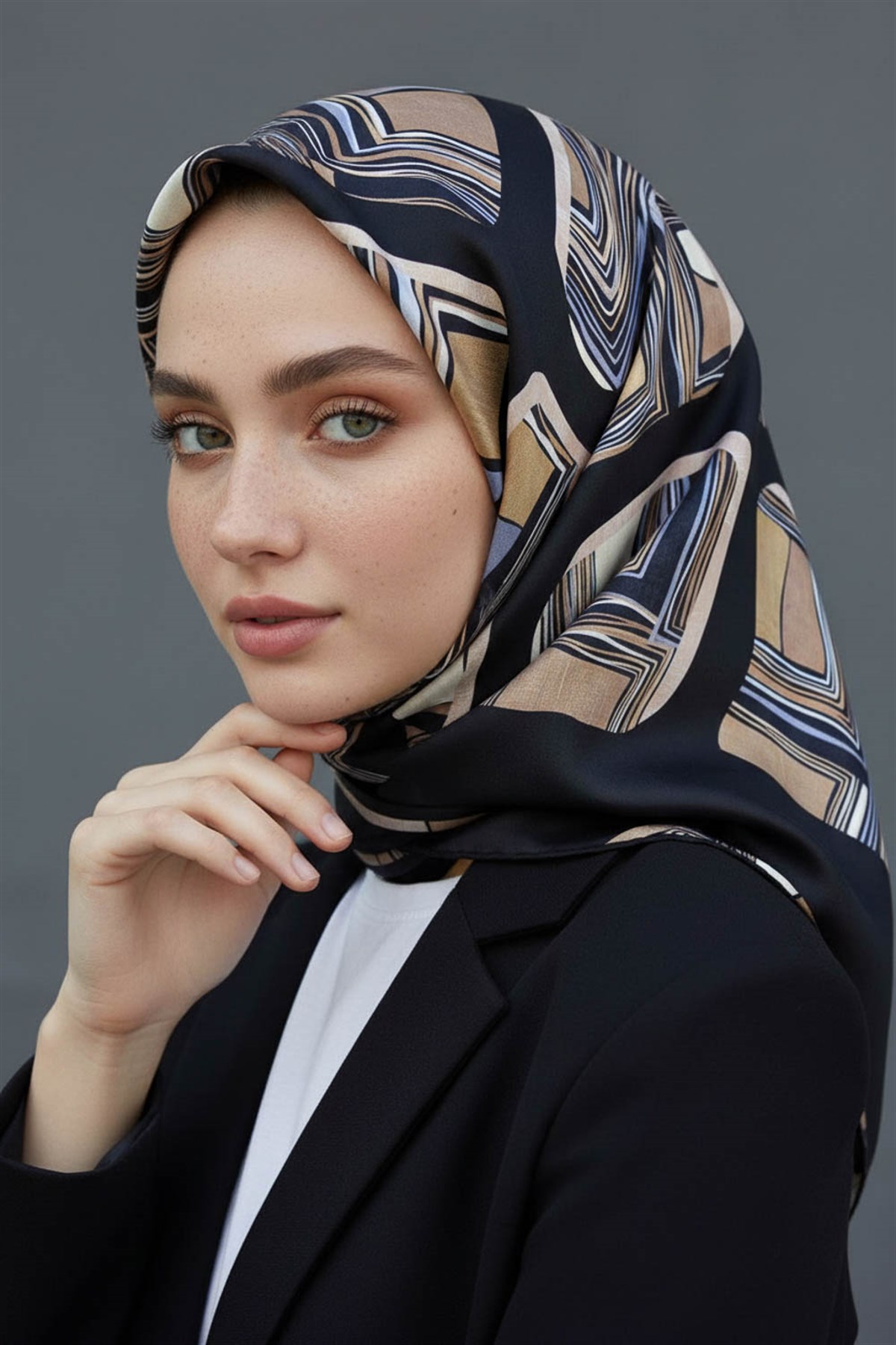 %100 Twill İpek Geometrik Kare Desenli Siyah - Gri Renkli 90x90 Eşarp Dikim Şekli : El Dikişi