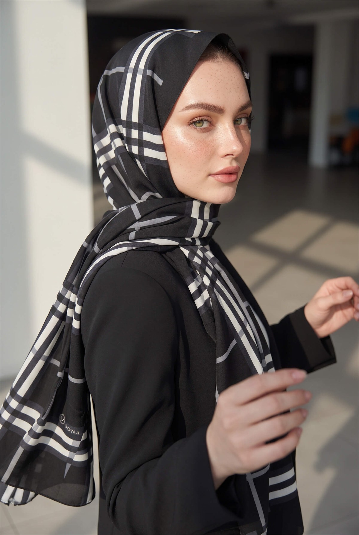 KREP EKOSE DESENLİ SİYAH RENKLİ 75X195 KIRIŞMAZ ŞAL