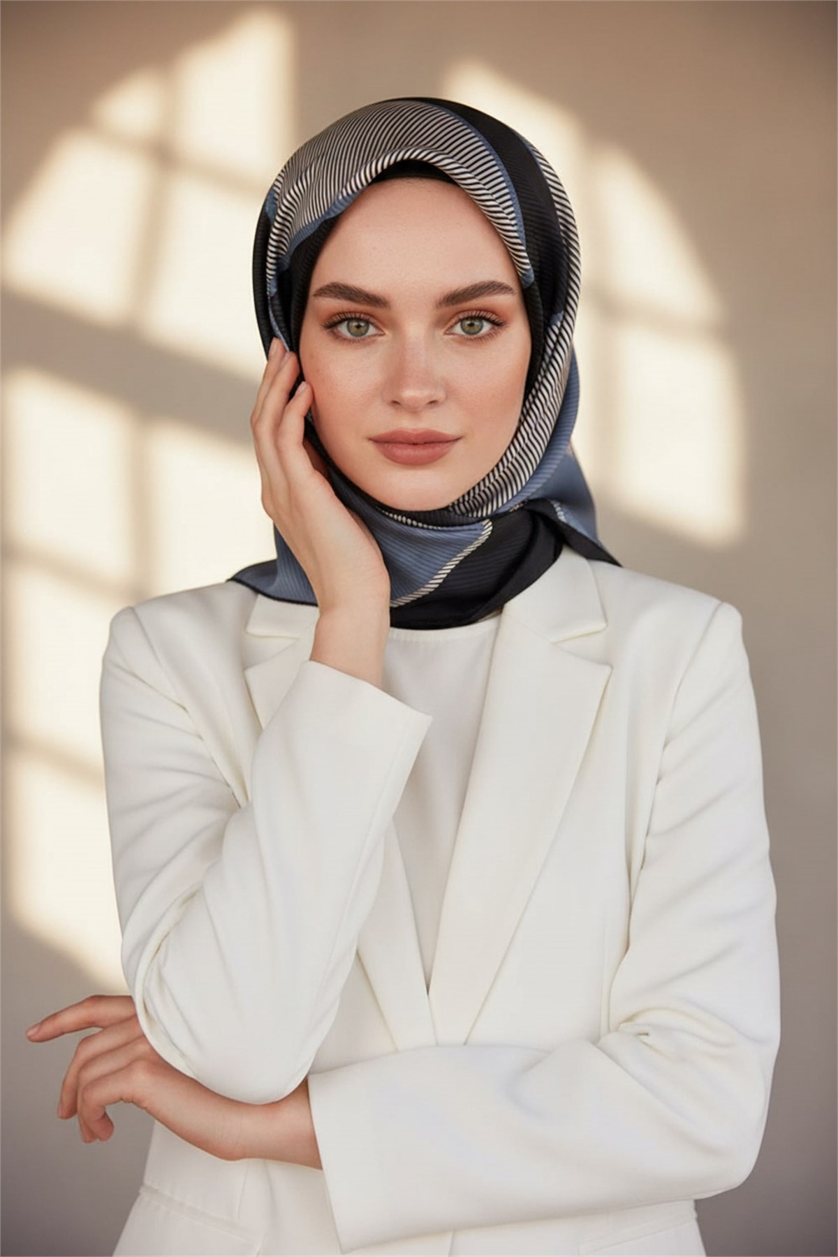 %100 Twill İpek Geometrik Desenli İndigo Renkli 90x90 Eşarp Dikim Şekli : El Dikişi