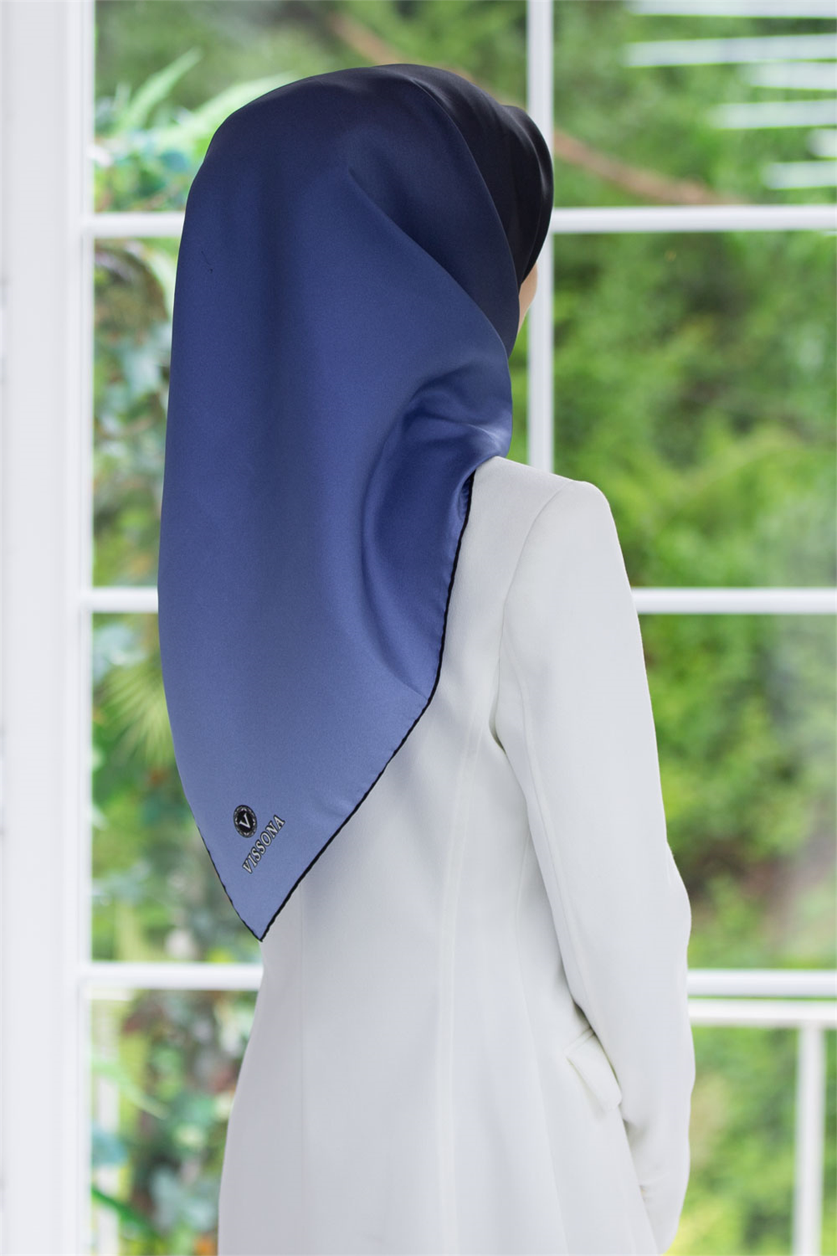 % 57 İPEK % 43 VİSKON Twill İpek Degrade Desenli Lacivert Renkli 90x90 Eşarp Dikim Şekli : El Dikişi