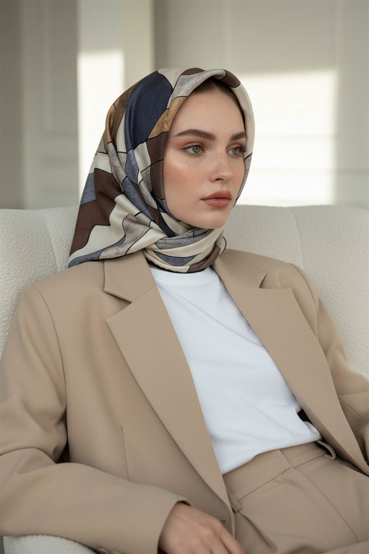 %100 Twill İpek Geometrik Desenli Bej - Gri Renkli 90x90 Eşarp Dikim Şekli : El Dikişi