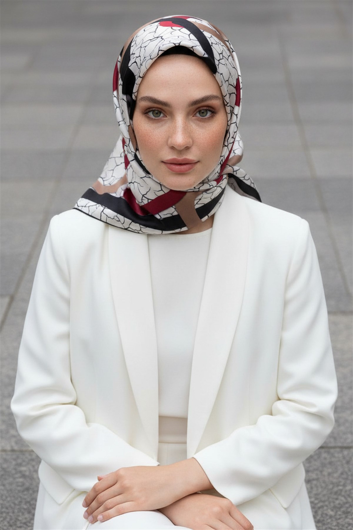 %100 Twill İpek Geometrik Ve Çatlak Desenli Bordo - Siyah Renkli 90x90 Eşarp Dikim Şekli : El Dikişi