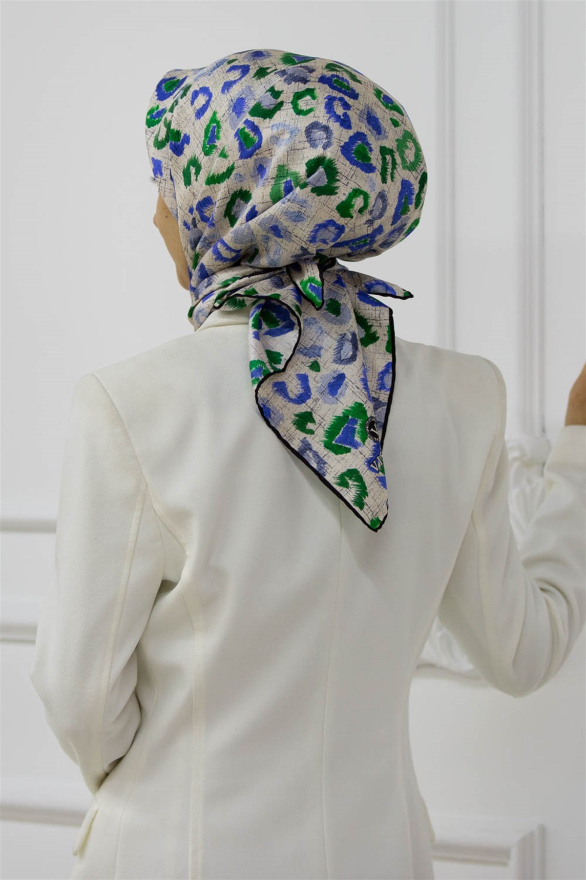 %100 Twill İpek Renkli Leopari Desenli Saks Mavisi - Zümrüt Yeşili Renkli 90x90 Eşarp Kenar Dikiş Şekli El Dikişli