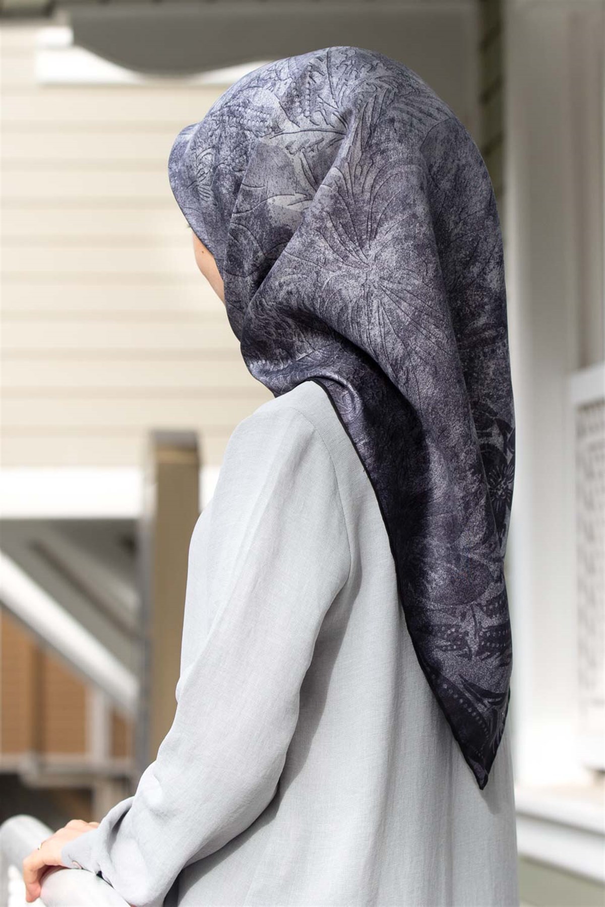 % 57 İpek % 43 Viskon Twill İpek Degradeli Yaprak  Desenli Gümüş Renkli 90x90 Eşarp Dikim Şekli : El Dikişi