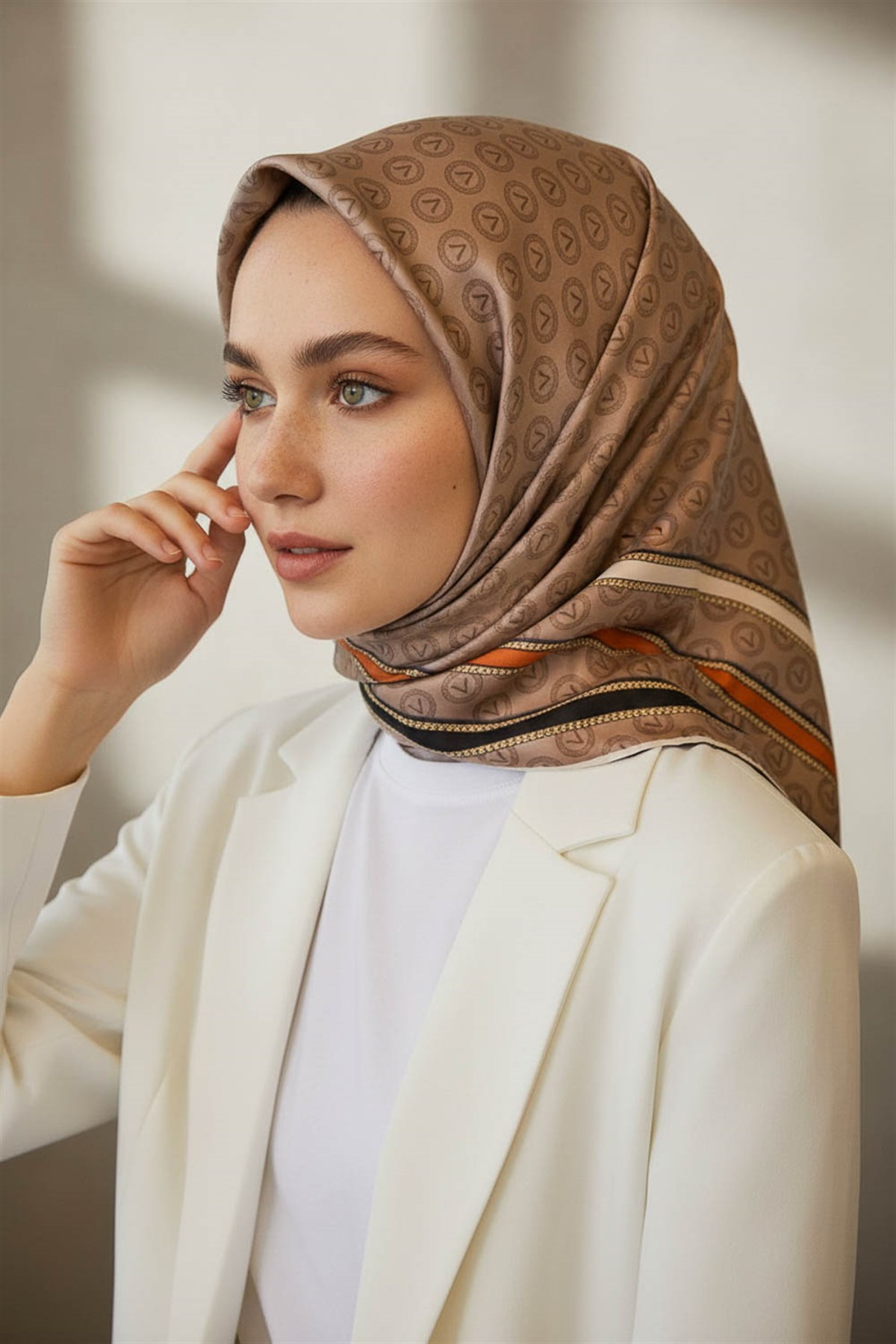 %100 Twill İpek Monogram Desenli Bej - Turuncu Renkli 90x90 Eşarp Dikim Şekli : El Dikişi