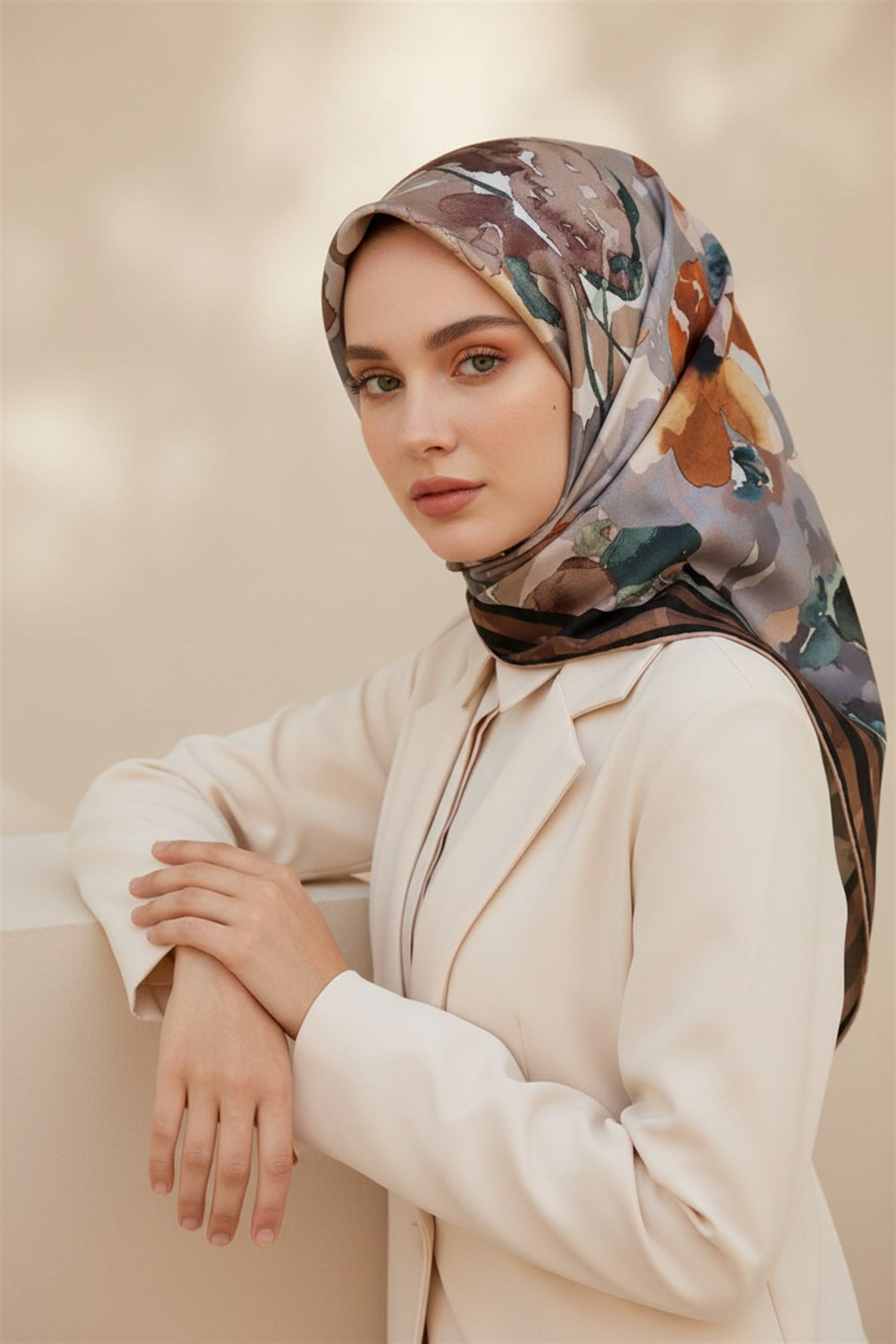% 57 İPEK % 43 VİSKON Twill İpek Sulu Boyalı Çiçek Desenli Vizon - Turuncu Renkli 90x90 Eşarp Dikim Şekli : El Dikişi
