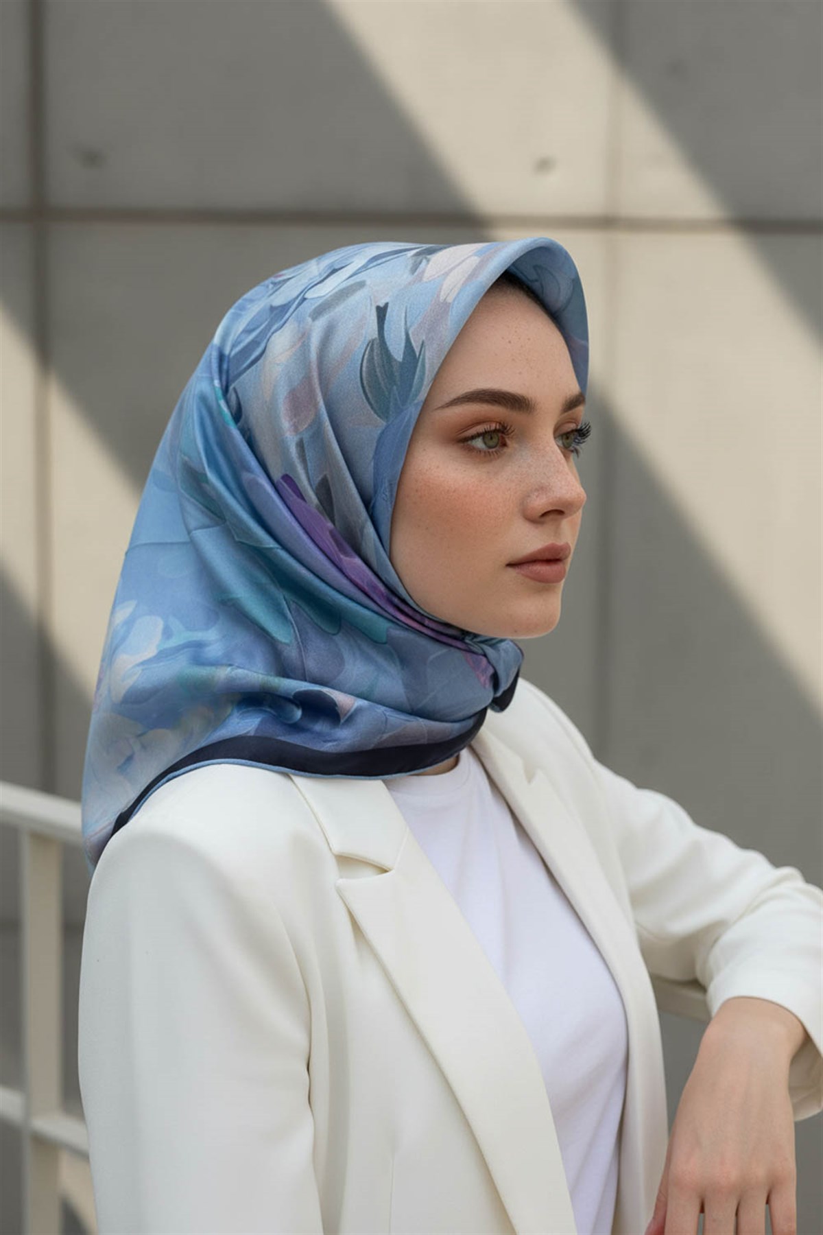 %100 Twill İpek Dumanlı Çiçek Desenli İndigo - Lacivert Renkli 90x90 Eşarp Kenar Dikiş Şekli El Dikişli