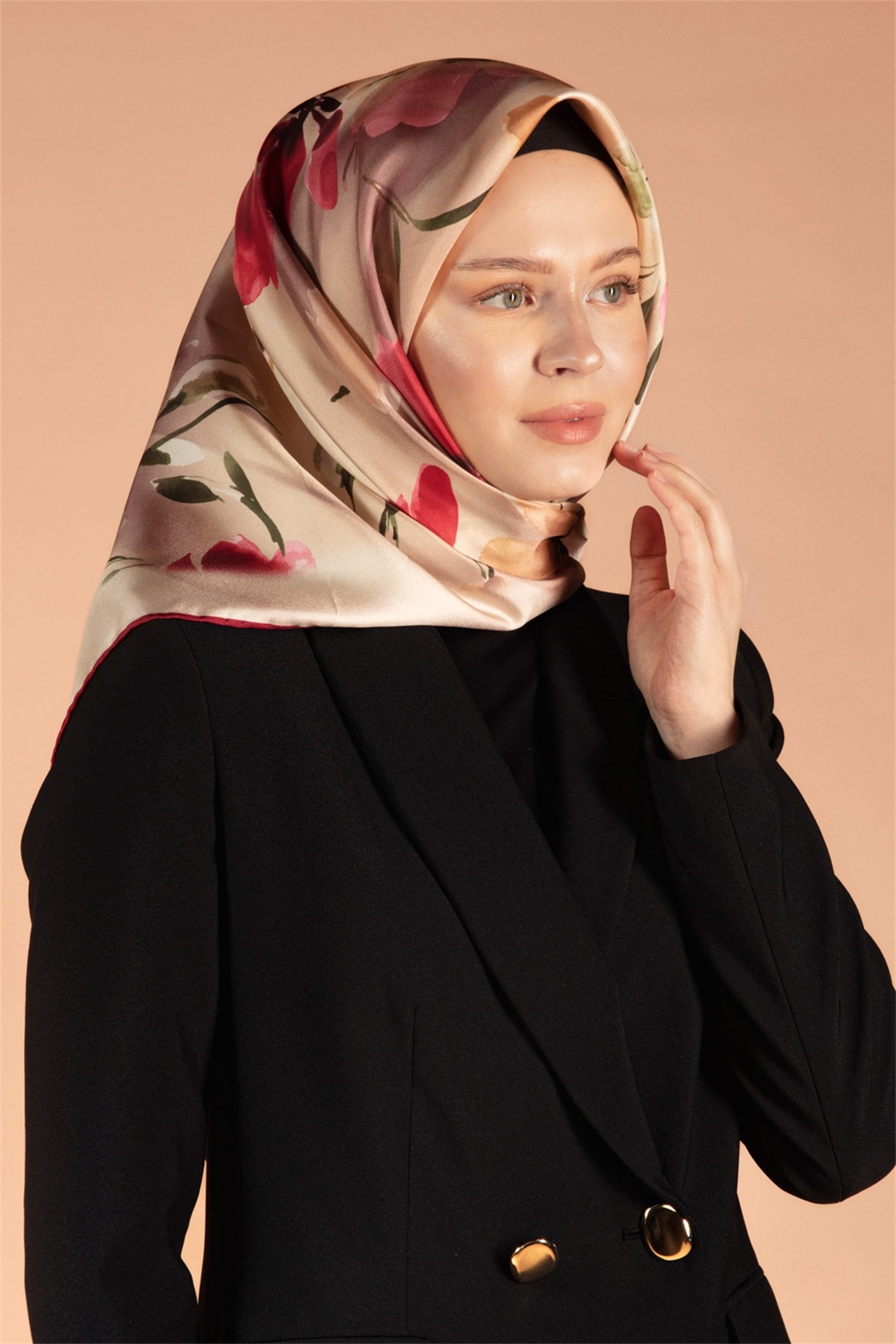 %100 Twill İpek Çiçek Desenli Bej - Bordo Renkli 90x90 Dikim Şekli : El Dikişi Eşarp