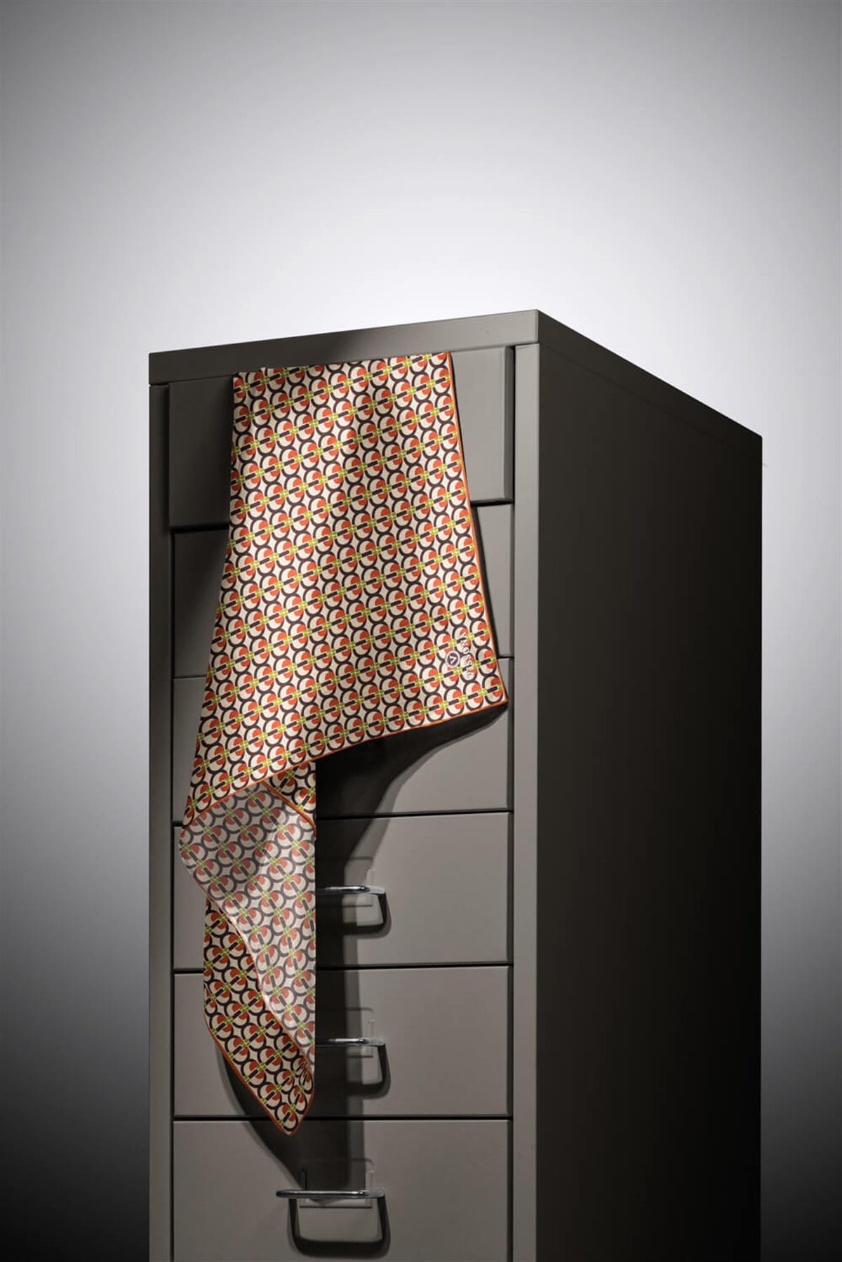 %100 Twill İpek Geometrik Desenli Taba Renkli 90x90 Eşarp Dikim Şekli : El Dikişi