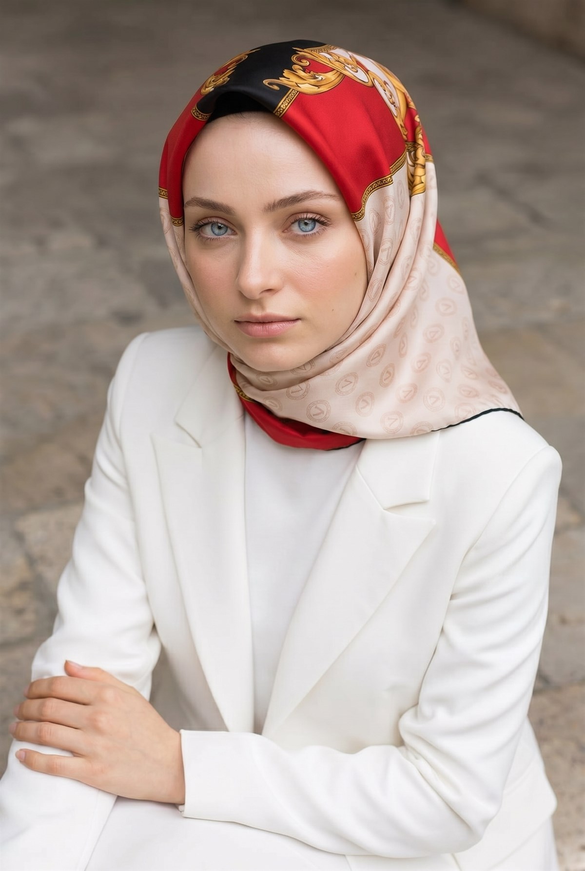 %100 Twill İpek Monogram Ve Barok Desenli Kırmızı - Krem Renkli 90x90 Eşarp Dikim Şekli : El Dikişi