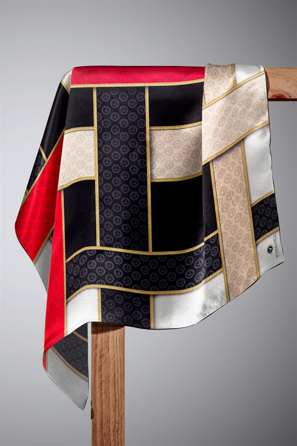 %100 Twill İpek Geometrik Desenli Siyah - Kırmızı Renkli 90x90 Eşarp Dikim Şekli : El Dikişi