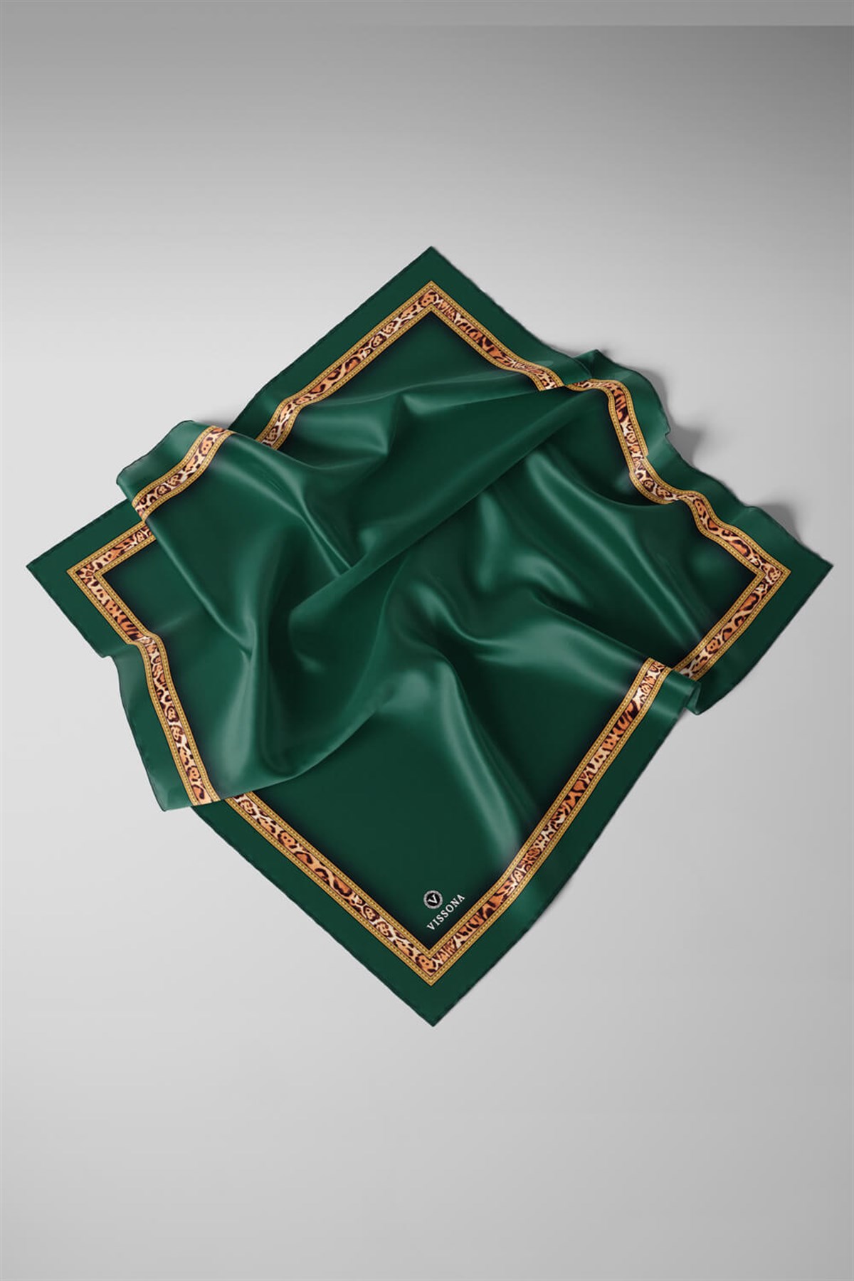%100 Twill İpek Bordürü Leoparlı Düz Desenli Zümrüt Yeşili - Gold Renkli 90x90 Eşarp Dikim Şekli : El Dikişi