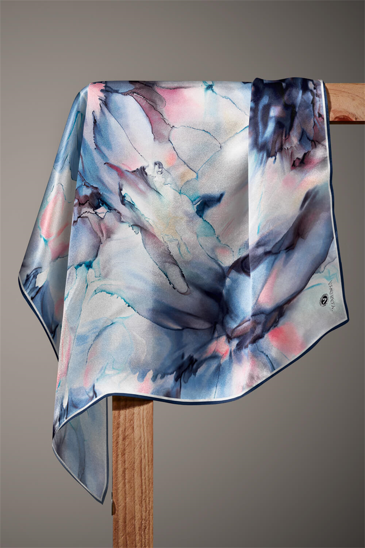 % 57 İPEK % 43 VİSKON Twill İpek Batik Çiçek Desenli Bebe Mavisi - Pudra Renkli 90x90 Eşarp Kenar Dikiş Şekli El Dikişli