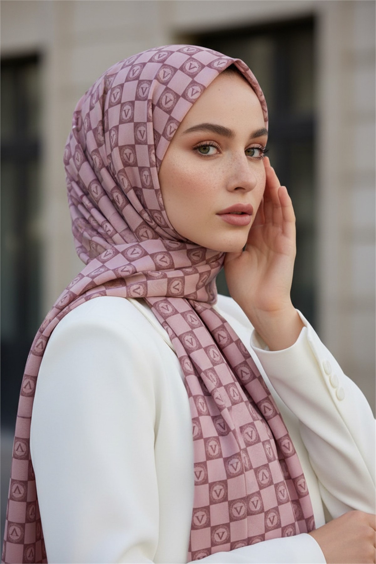 KREP MONOGRAM DESENLİ SÜTLÜKAHVE RENKLİ 75X195 KIRIŞMAZ ŞAL