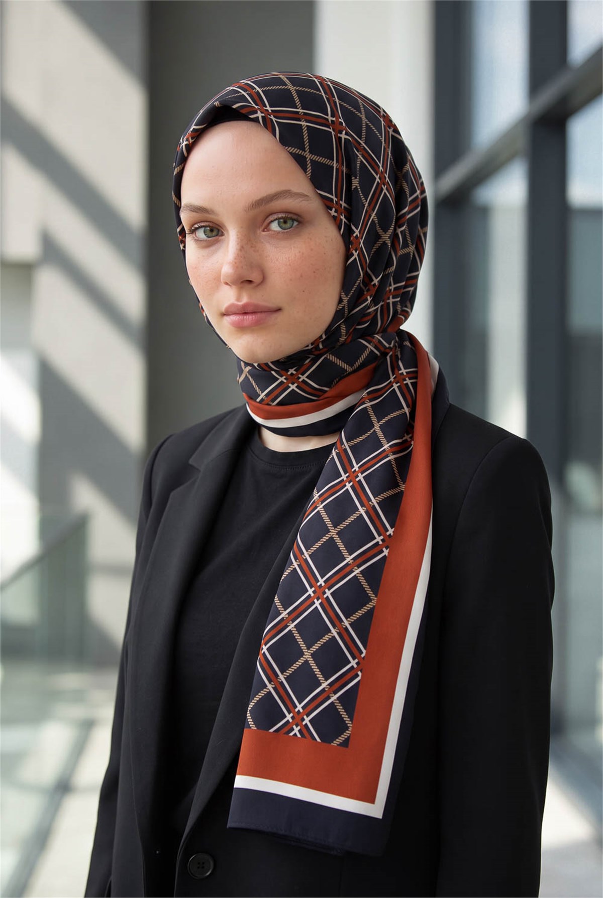 KREP EKOSE DESENLİ SİYAH - BORDO RENKLİ 75X195 KIRIŞMAZ ŞAL
