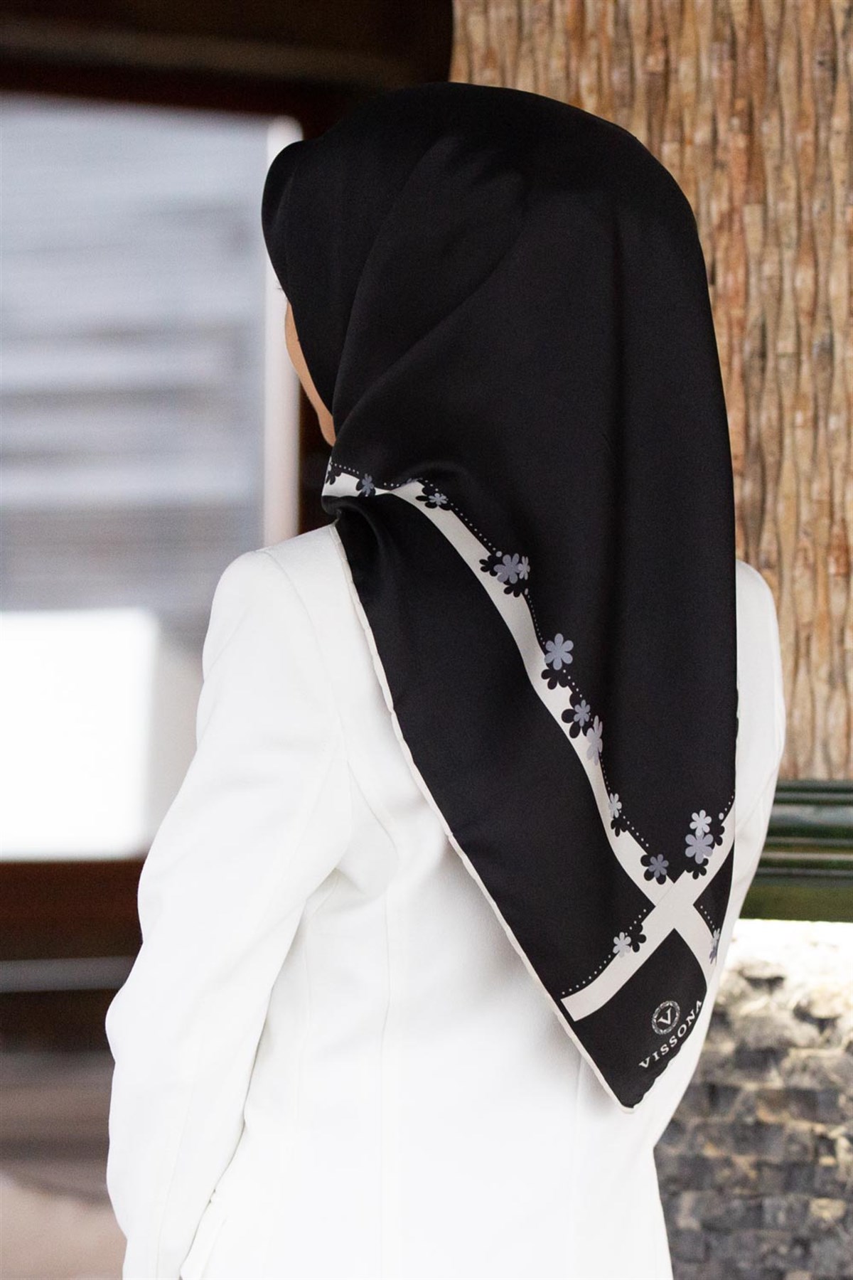 %100 Twill İpek Kenar Motifi Çiçek Desenli Siyah - Krem Renkli 90x90 Eşarp Dikim Şekli : El Dikişi