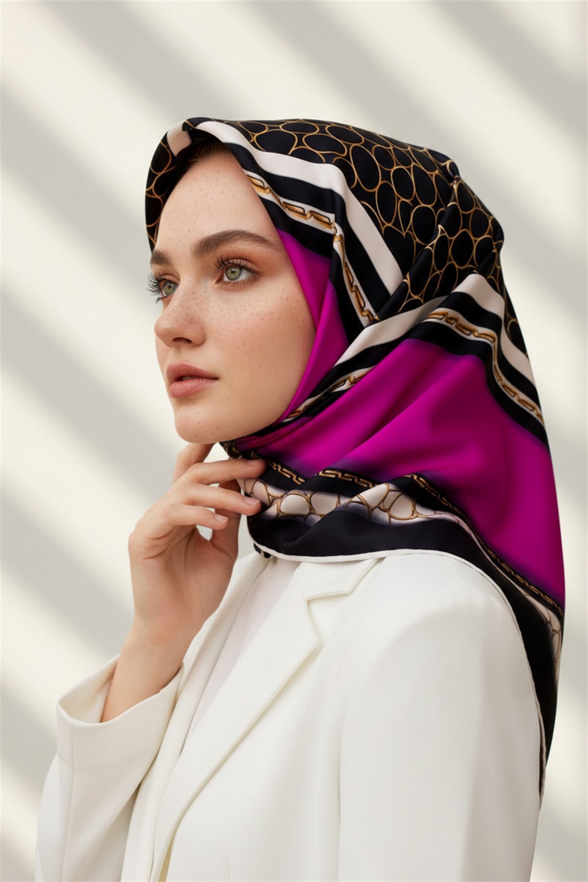 %100 Twill İpek Gold Halka Desenli Fuşya - Siyah Renkli 90x90 Eşarp Dikim Şekli : El Dikişi
