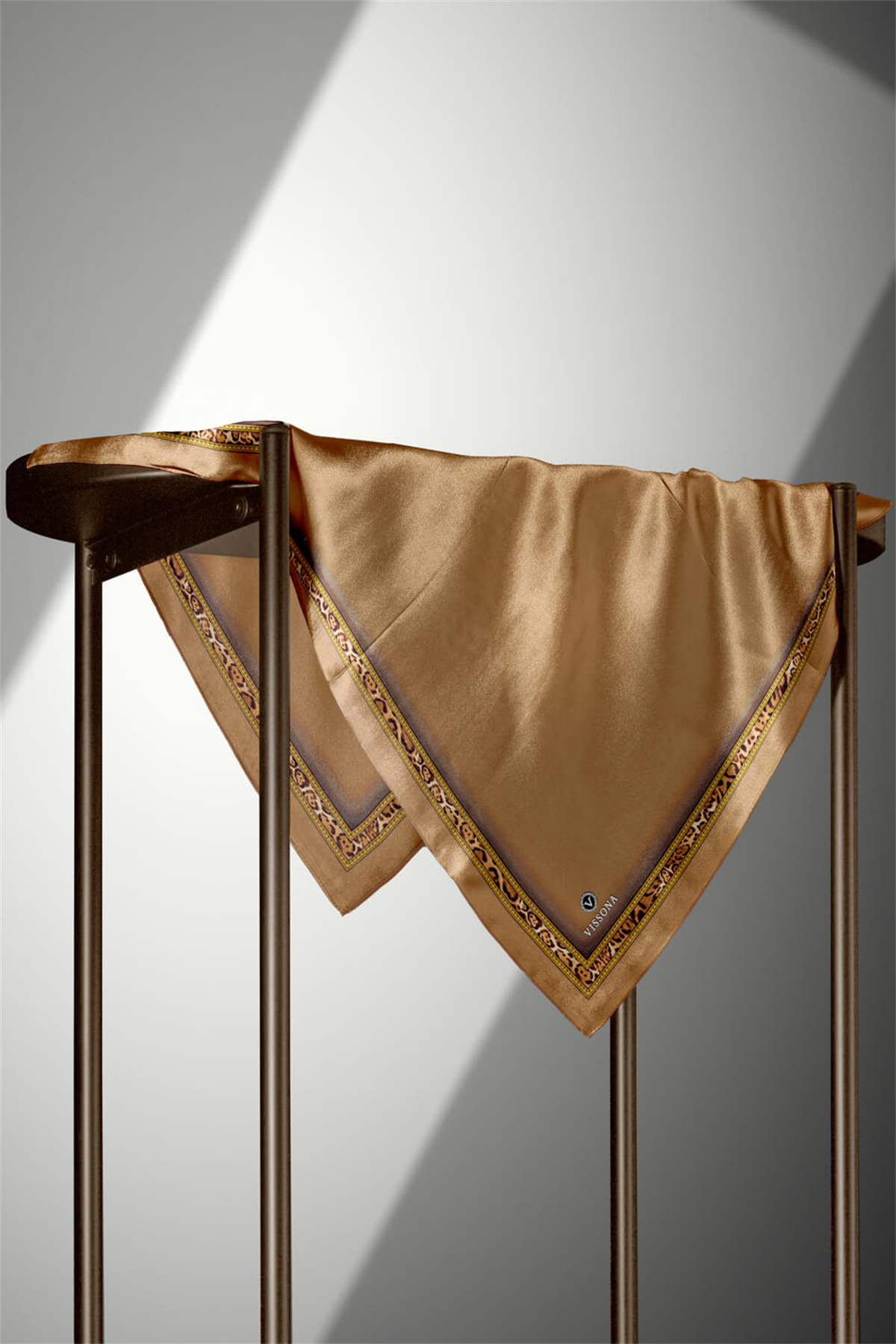 %100 Twill İpek Bordürü Leoparlı Düz Desenli Gold - Gold Renkli 90x90 Eşarp Dikim Şekli : El Dikişi