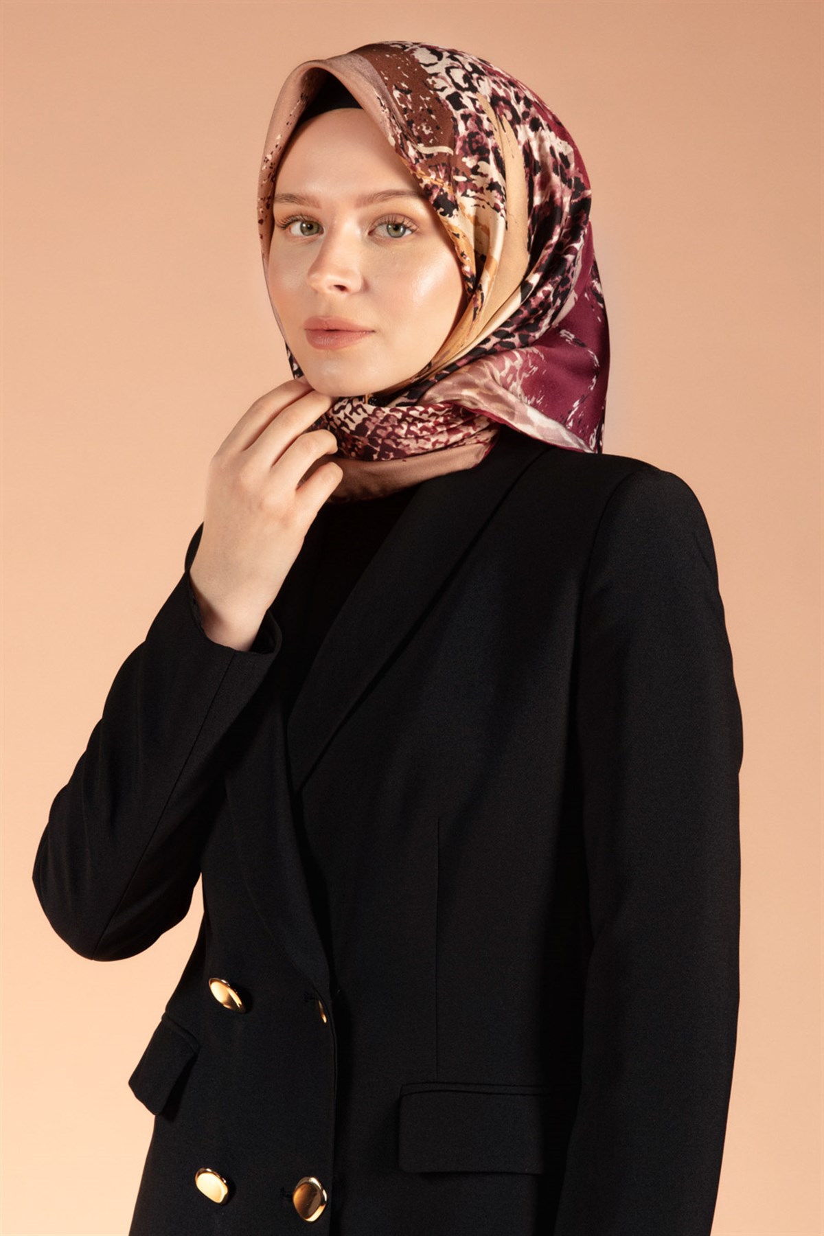 %100 Twill İpek Leopar ve Fırça Desenli Bordo Renkli 90x90 Eşarp Dikim Şekli : El Dikişi