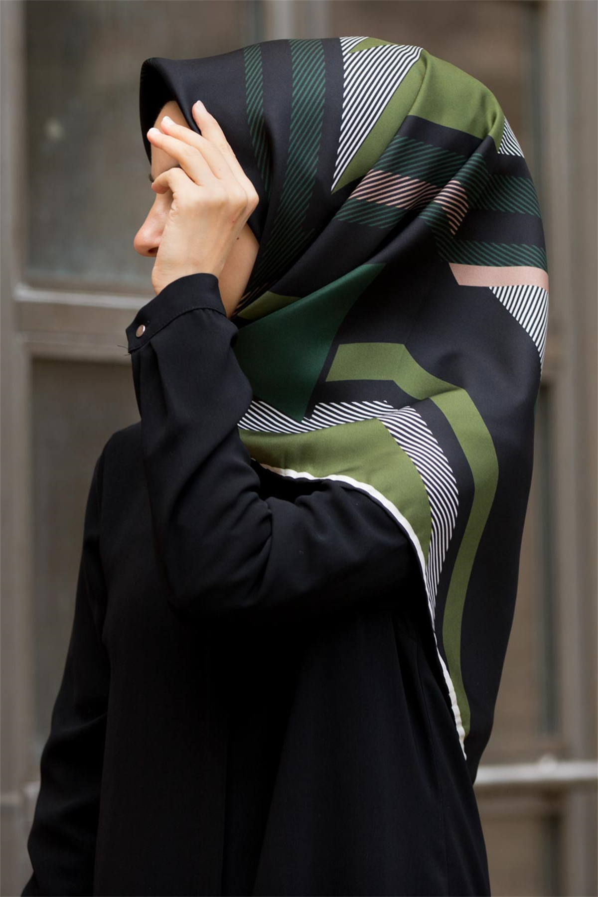 % 57 İPEK % 43 VİSKON Twill İpek Geometrik Desenli Haki - Siyah Renkli 90x90 Eşarp Dikim Şekli : El Dikişi