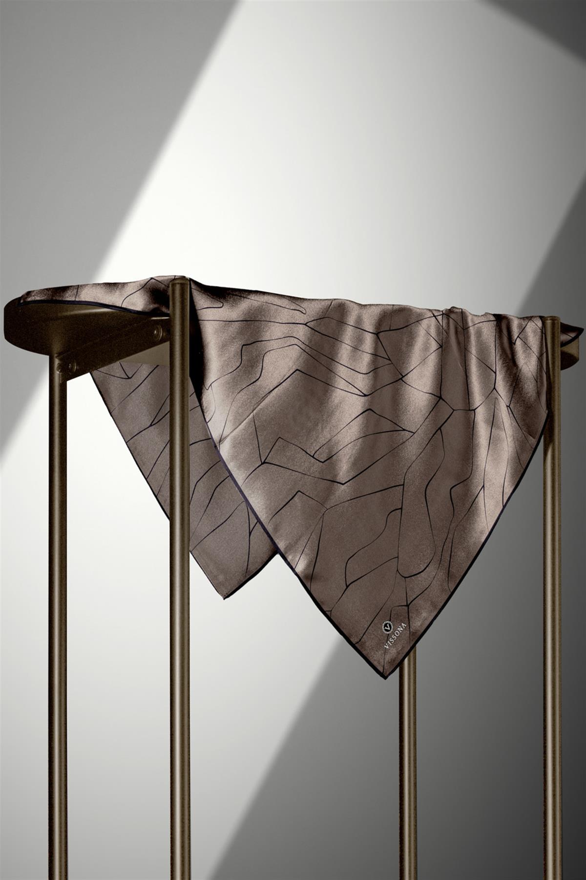 %100 Twill İpek Çizgi Desenli Vizon - Siyah Renkli 90x90 Eşarp Dikim Şekli : El Dikişi