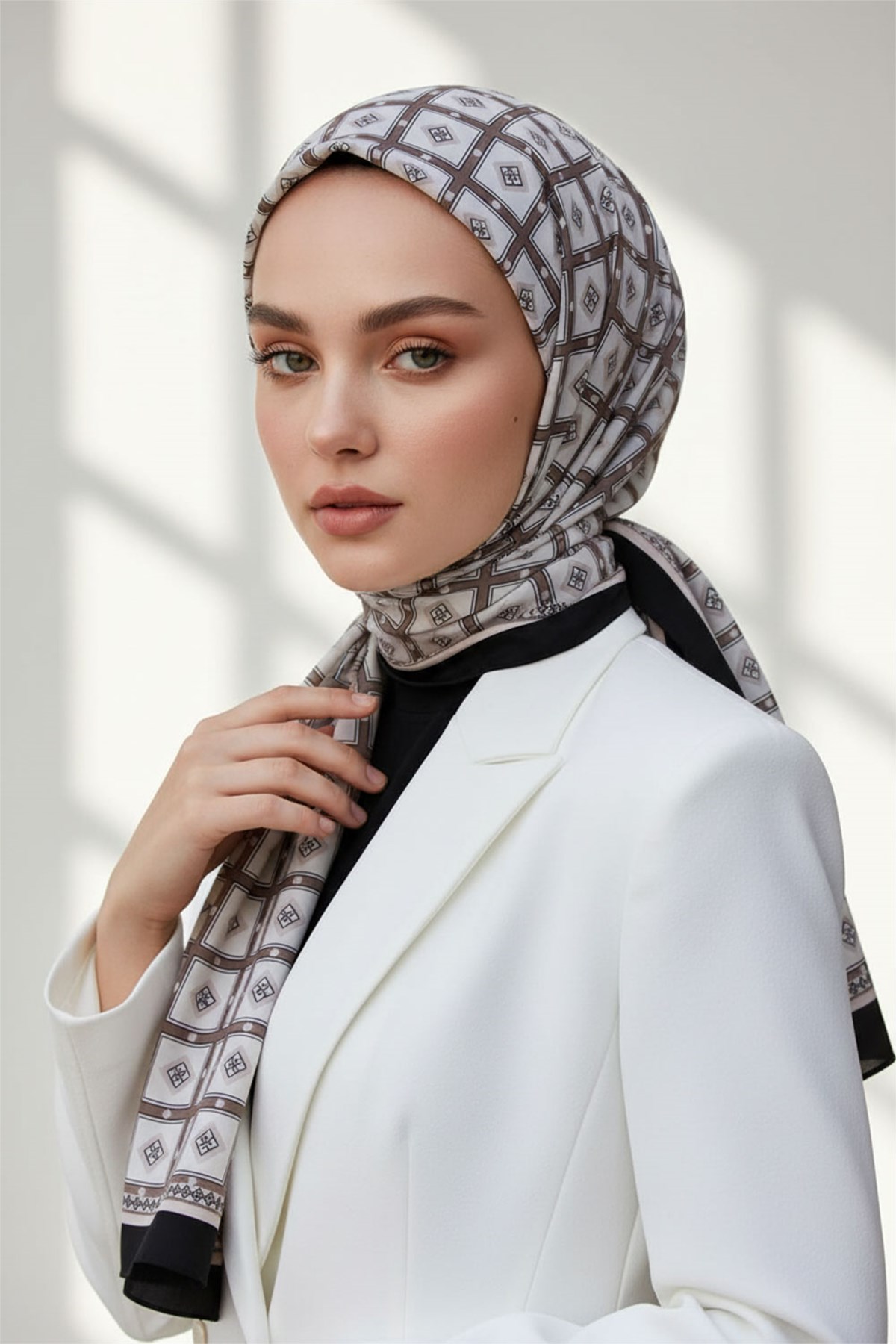 KREP KARE DESENLİ KREM - SİYAH RENKLİ 75X195 KIRIŞMAZ ŞAL