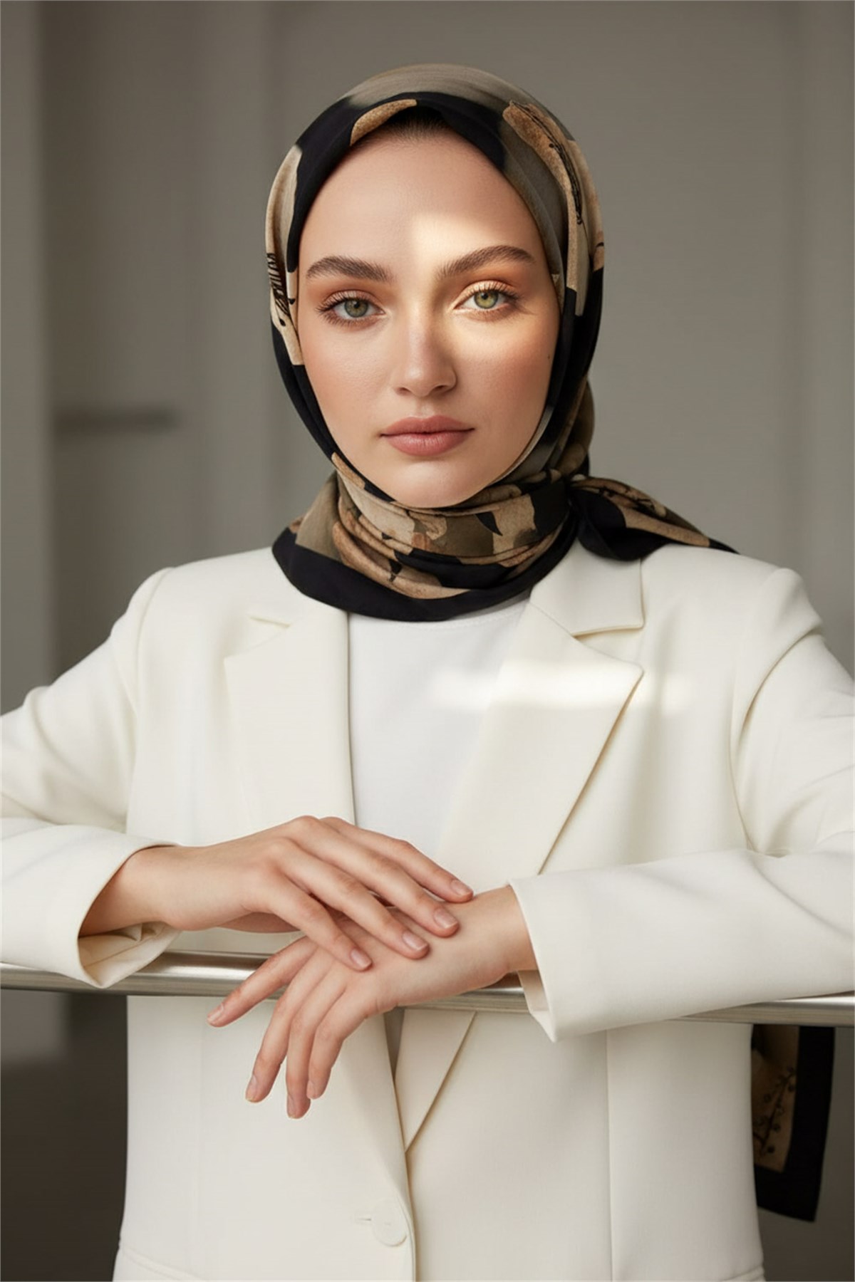 KREP FIRÇA DOKULU ÇİZGİ ÇİÇEK DESENLİ SİYAH - BEJ RENKLİ 75X195 KIRIŞMAZ ŞAL