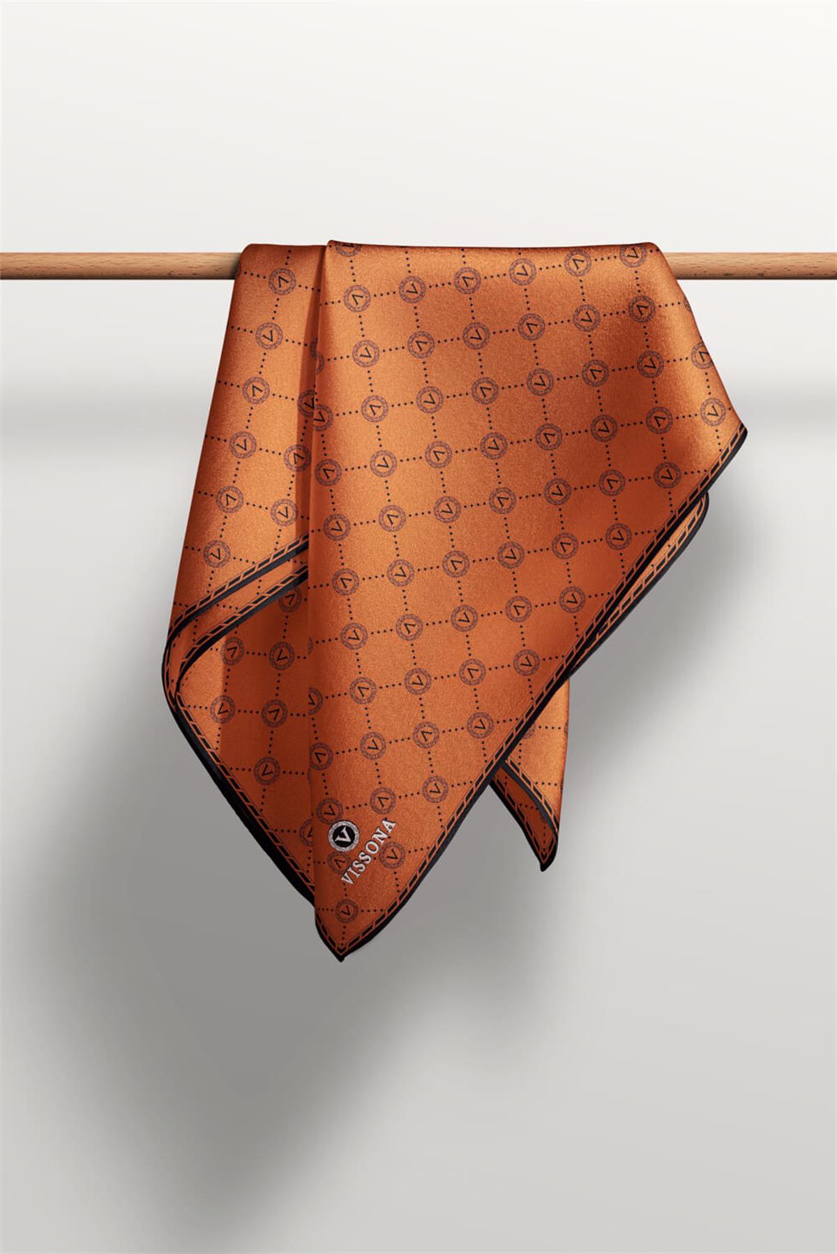 %100 Twill İpek Monogram Desenli Taba - Siyah Renkli 90x90 Eşarp Dikim Şekli : El Dikişi