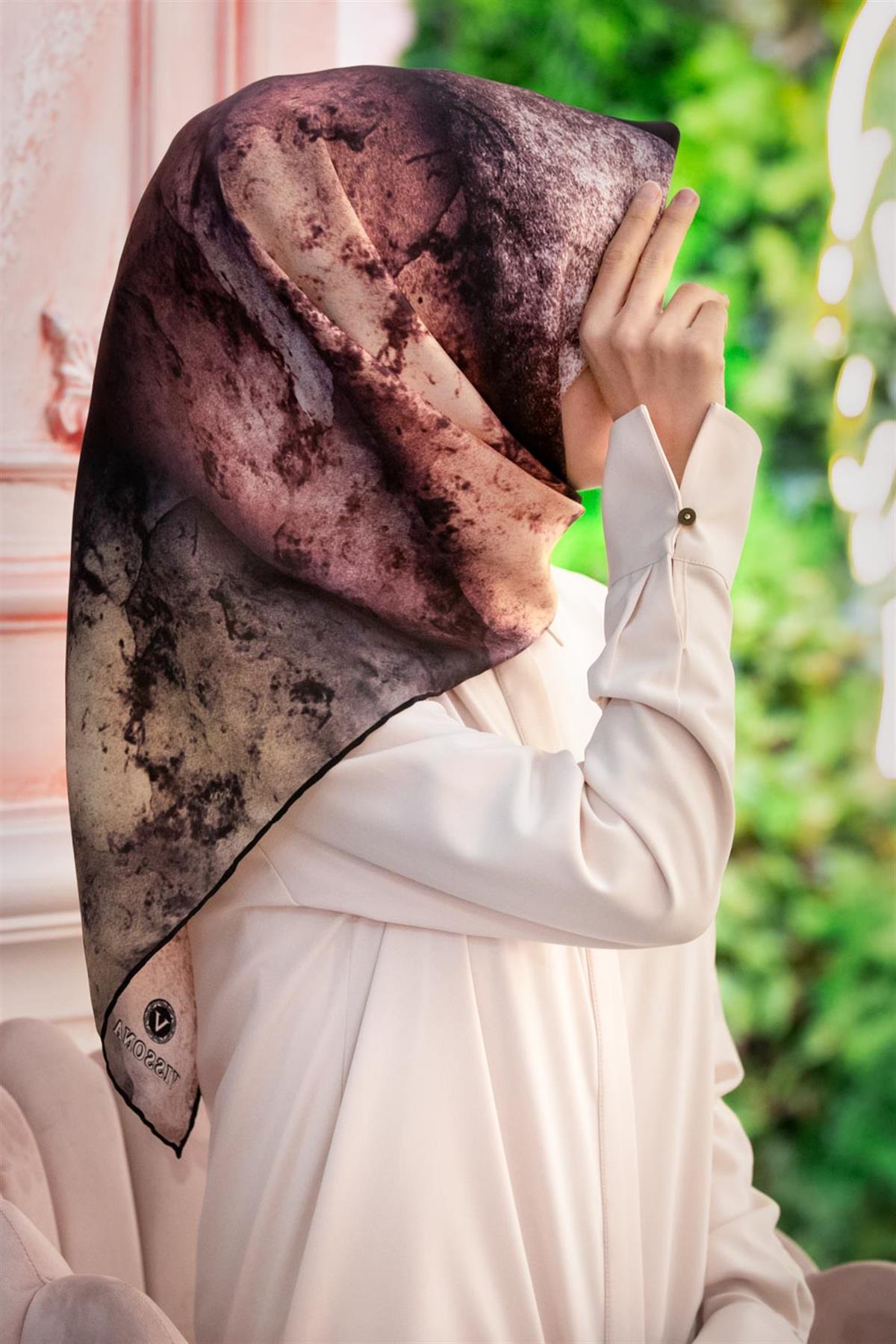 %100 Twill İpek Dokulu Ve Geometrik Desenli Pudra - Somon Renkli 90x90 Eşarp Dikim Şekli : El Dikişi