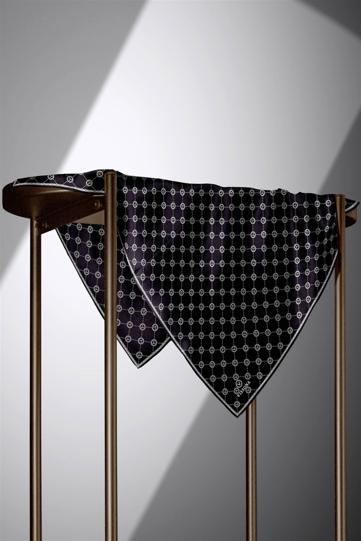 %100 Twill İpek Monogram Desenli Siyah - Krem Renkli 90x90 Eşarp Dikim Şekli : El Dikişi