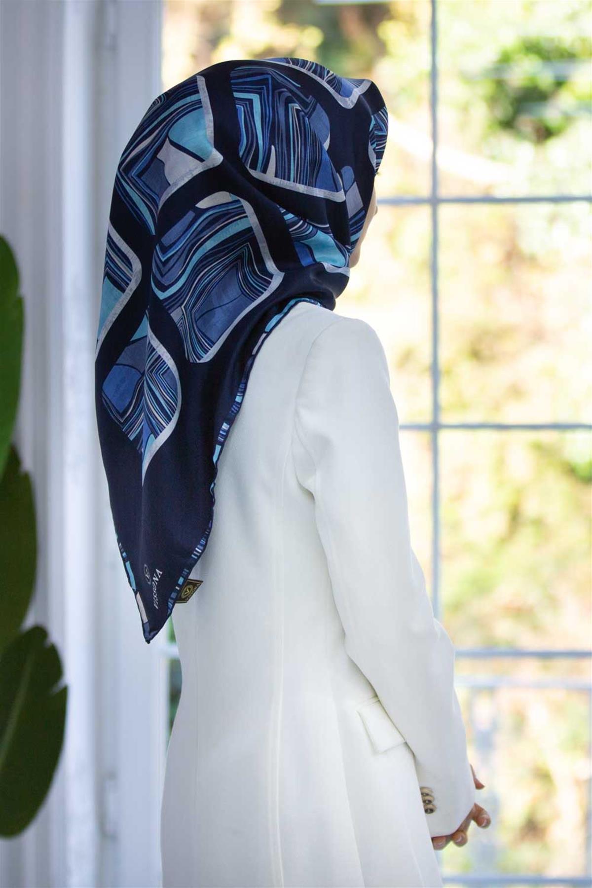 %100 Twill İpek Geometrik Kare Desenli İndigo - Lacivert Renkli 90x90 Eşarp Dikim Şekli : El Dikişi