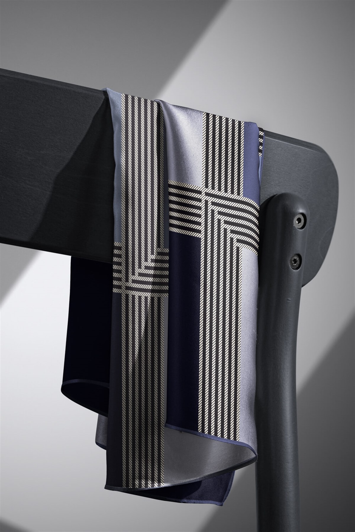 %100 Twill İpek Geometrik Desenli İndigo Renkli 90x90 Eşarp Dikim Şekli : El Dikişi