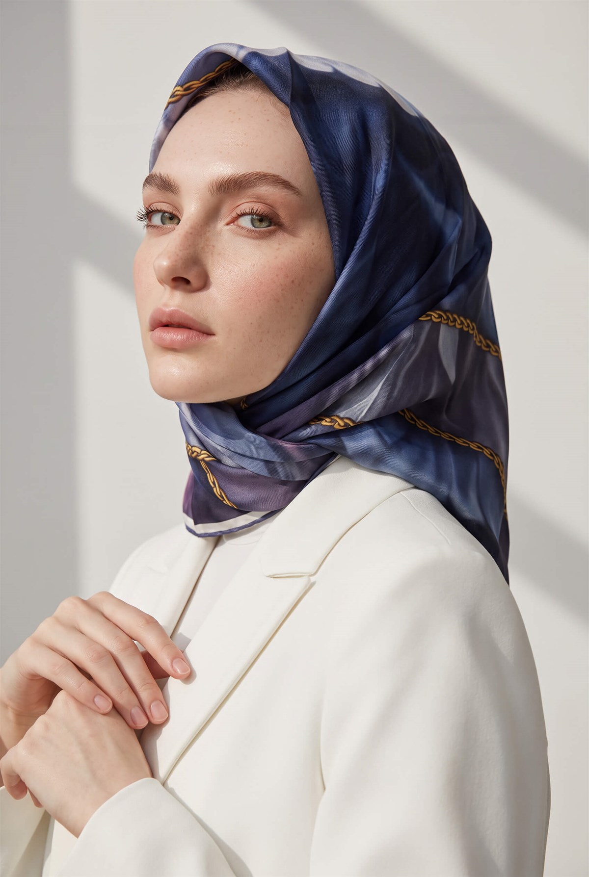 % 57 İPEK % 43 VİSKON Twill İpek Çiçek Geometrik Desenli indigo Renkli 90x90 Eşarp Dikim Şekli : El Dikişi