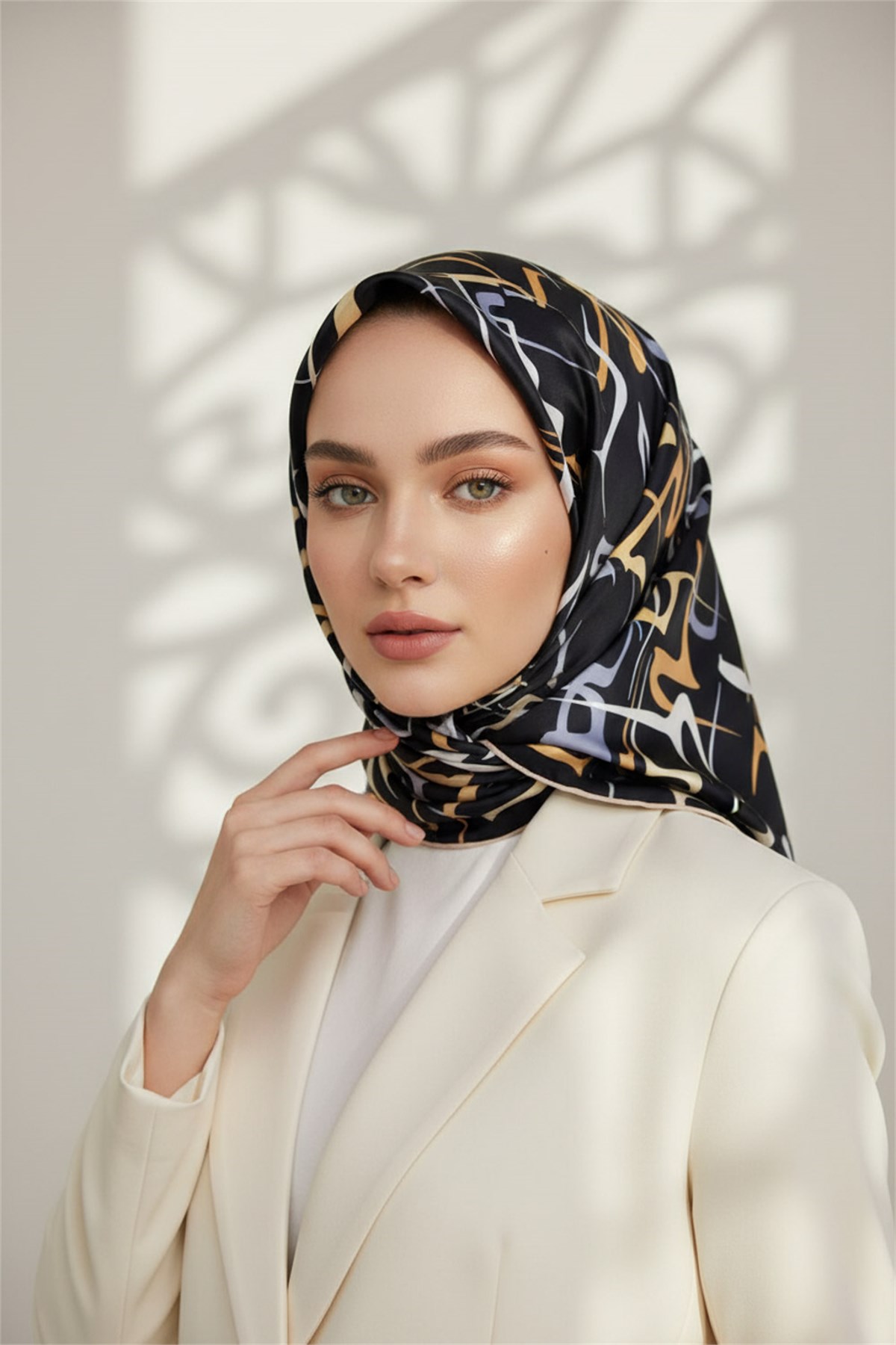 %100 Twill İpek Soyut Geometrik Desenli Gold - Gri Renkli 90x90 Eşarp Dikim Şekli : El Dikişi